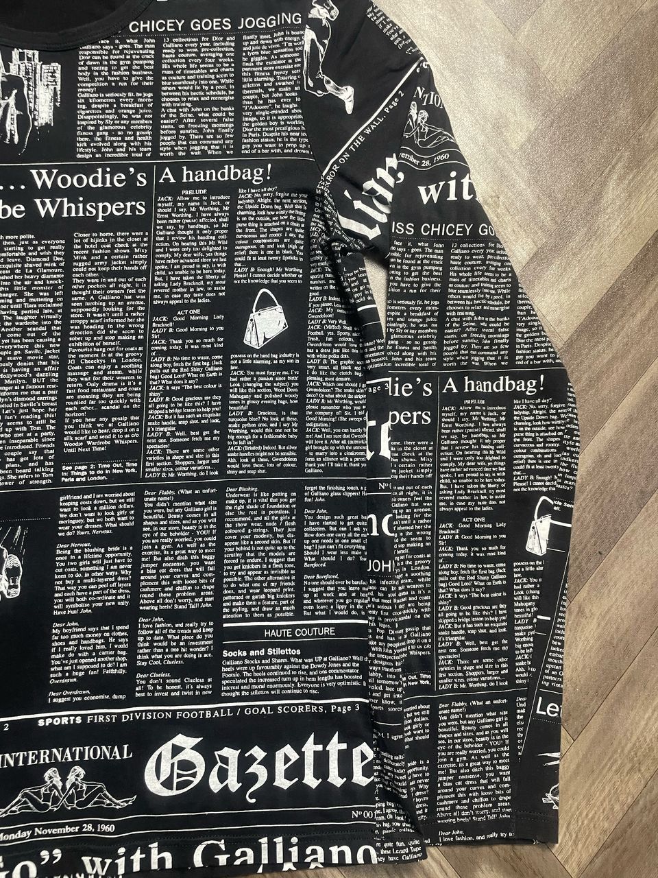 Designer × John Galliano JOHN GALLIANO news paper Fullprint Tee Size XS / US 0-2 / IT 36-38 - 4 Thumbnail