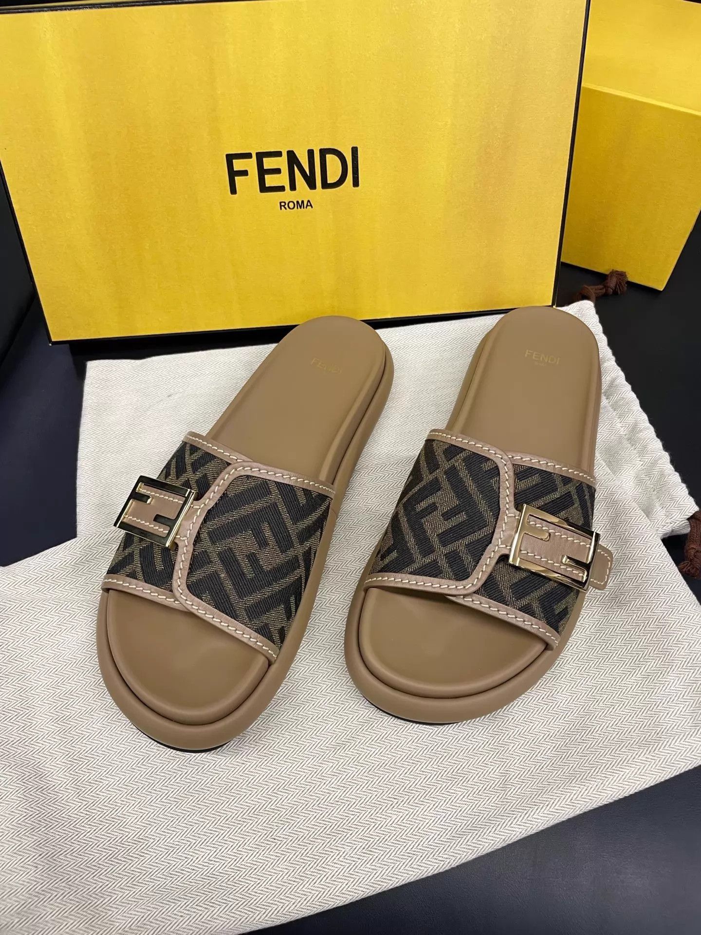 Fendi FENDI FF Logo Wide Strap Soft Flat Slide Sandal 39.5 Size US 9 / IT 39 - 2 Thumbnail