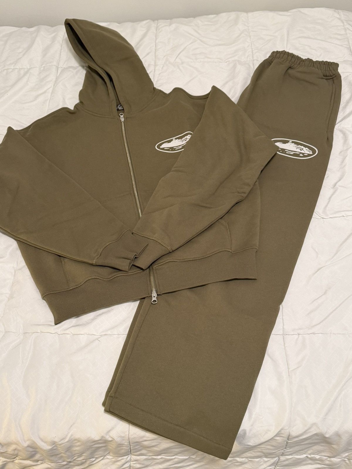 Corteiz Corteiz Island Puff Print Tracksuit Sweatsuit Olive Size M Size US M / EU 48-50 / 2 - 1 Thumbnail