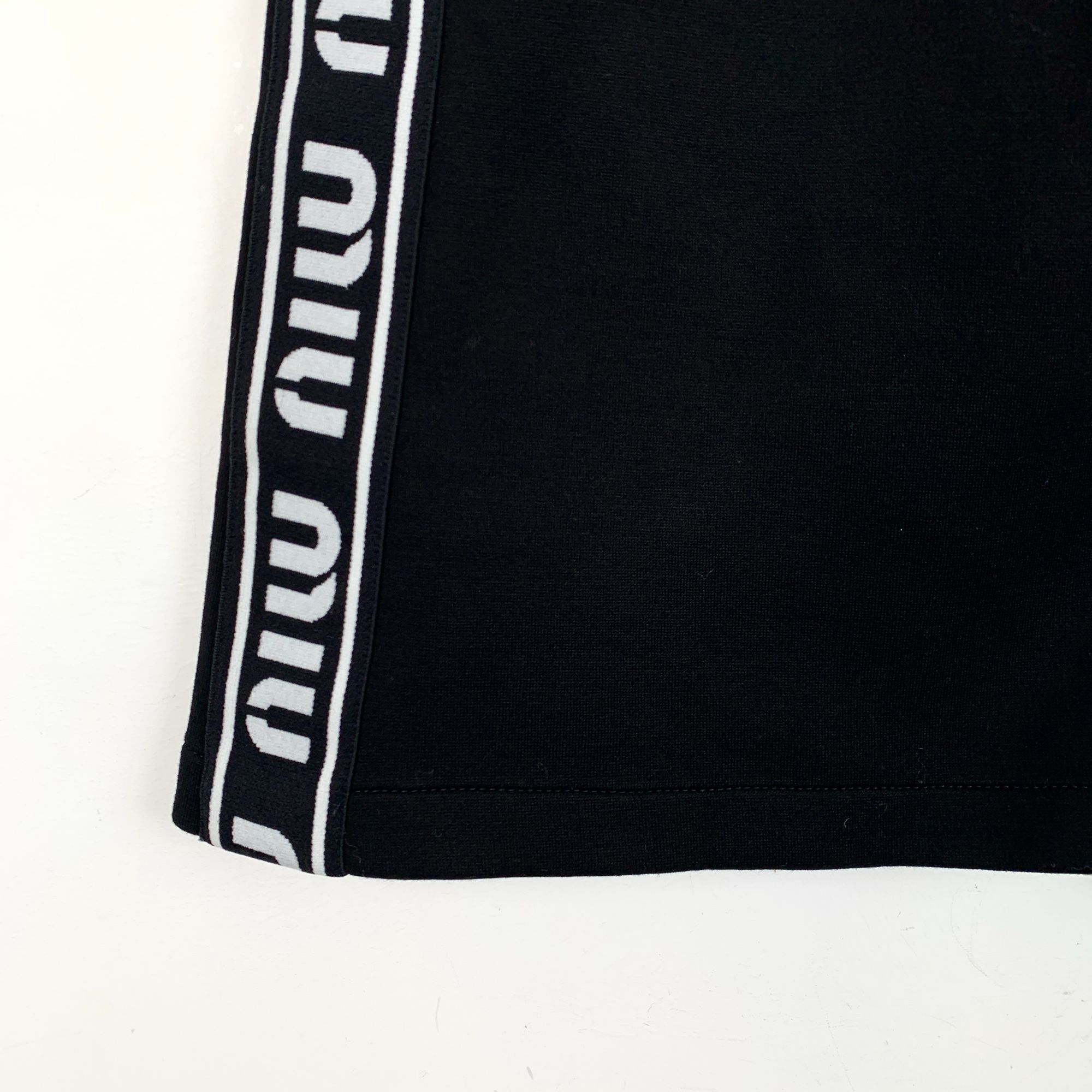 Miu Miu H11460 Miu Miu Womens Black Mini Skirt With Red Waistband & Size 27" / US 4 / IT 40 - 4 Thumbnail