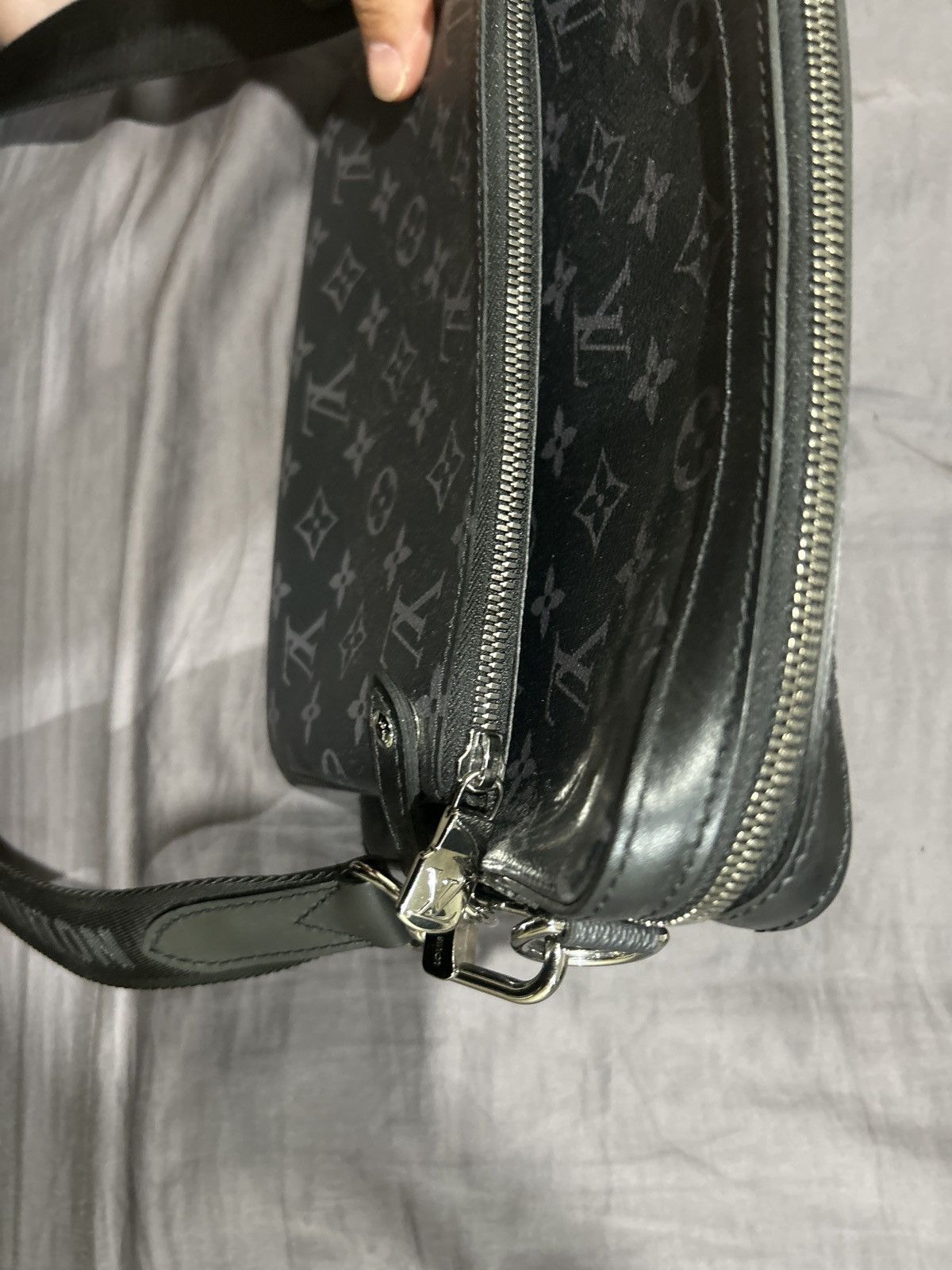 Louis Vuitton Louie v satchel bag Size ONE SIZE - 10 Thumbnail