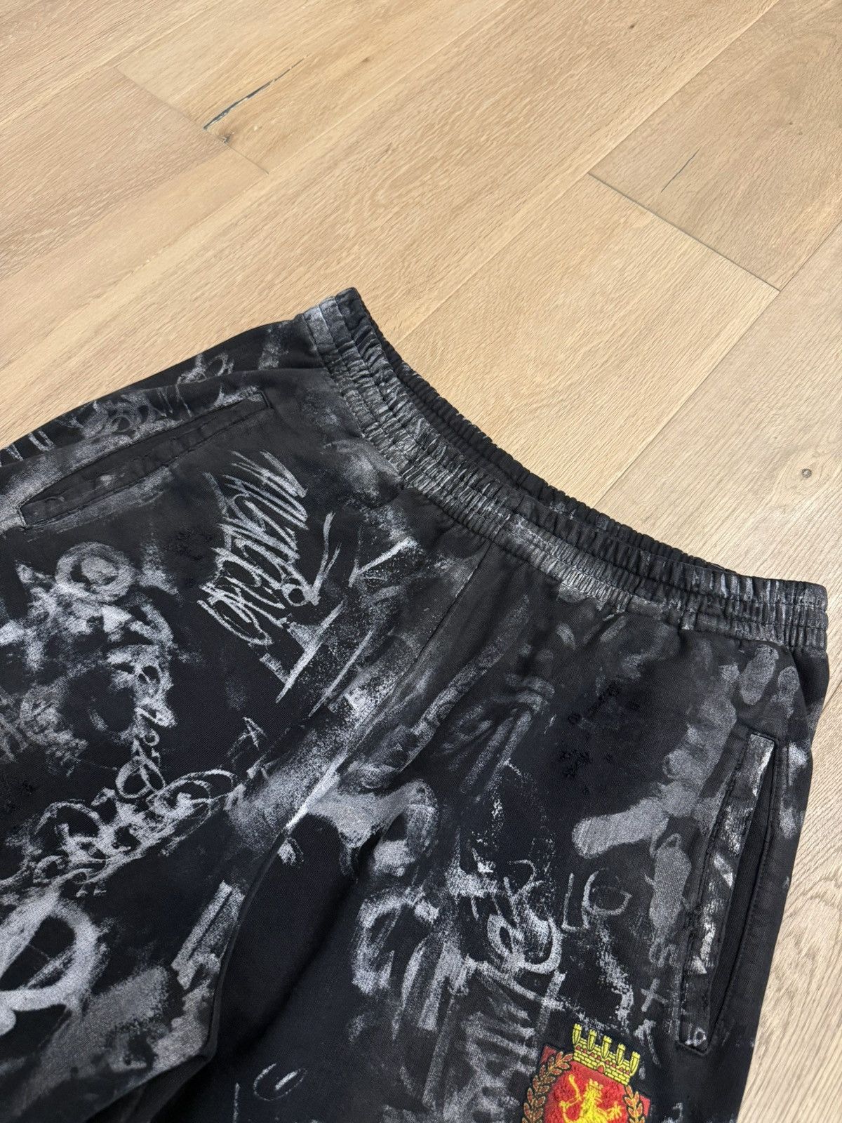 Balenciaga Balenciaga Black Skater Graffiti Sweatpants Size US 32 / EU 48 - 2 Thumbnail