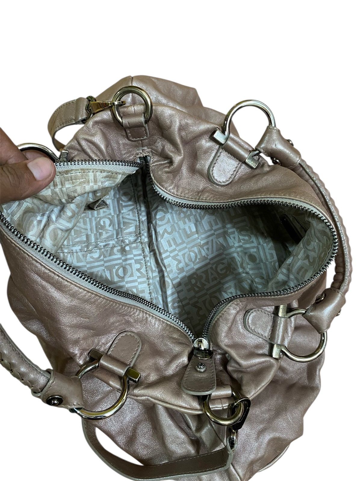 Salvatore Ferragamo Luxury Salvatore Ferragamo Leather Handbag – Iconic Designer Size ONE SIZE - 8 Thumbnail