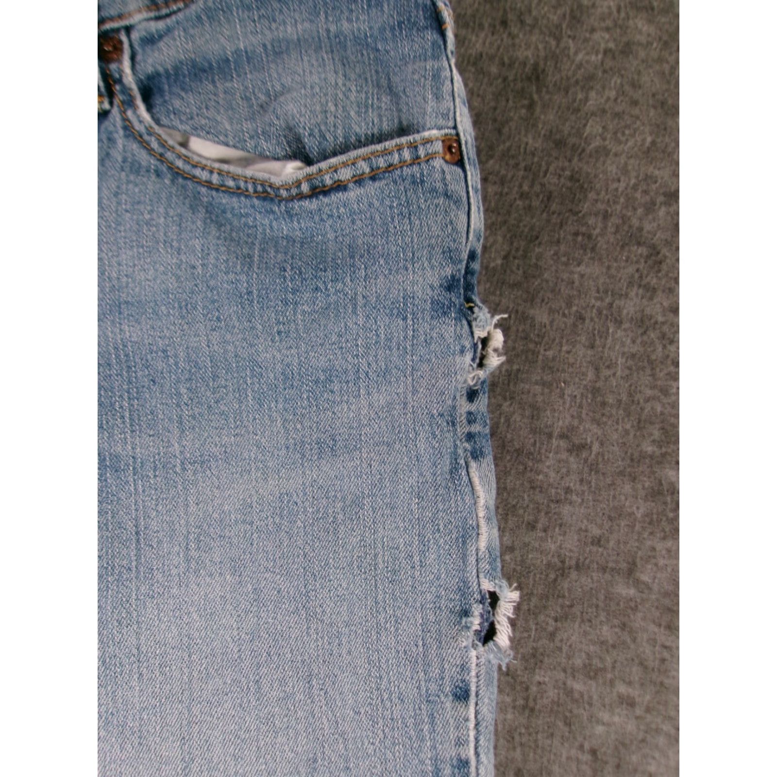 Levi's VINTAGE Levi's Jeans Women 16 Blue Light Wash Distressed Relaxed Fit Tapered 90s Size 38" / US 16 / IT 52 - 4 Thumbnail