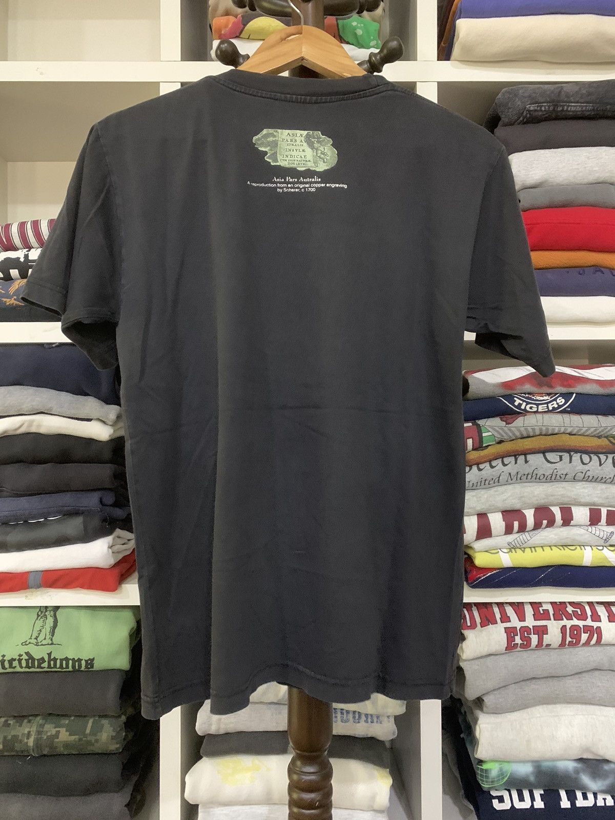 Vintage Vintage Indonesian T-Shirt Size US M / EU 48-50 / 2 - 8 Thumbnail