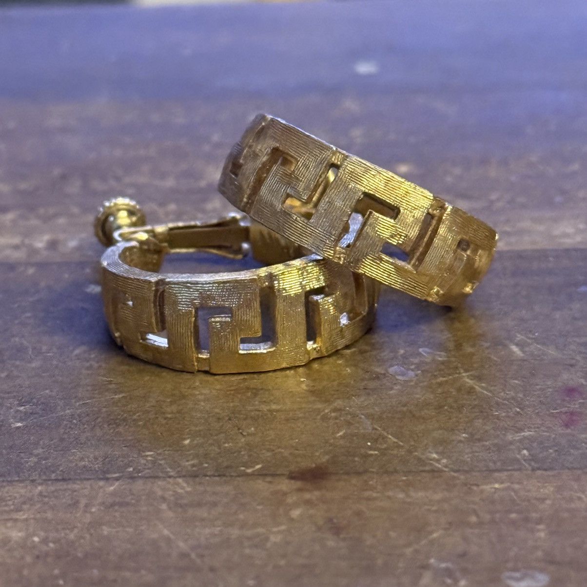 Vintage Vintage Napier gold tone Greek key screw back hoop earrings Size ONE SIZE - 3 Thumbnail