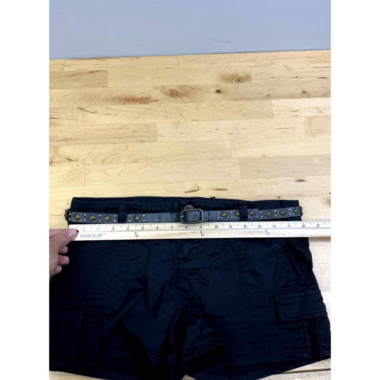 Guess VINTAGE GUESS Shorts Women 29 Black Stud Belt Y2K 2.5 Inseam 13184 Shorts Women 29 Black Y2K 2.5 Inseam Size 29" - 5 Thumbnail