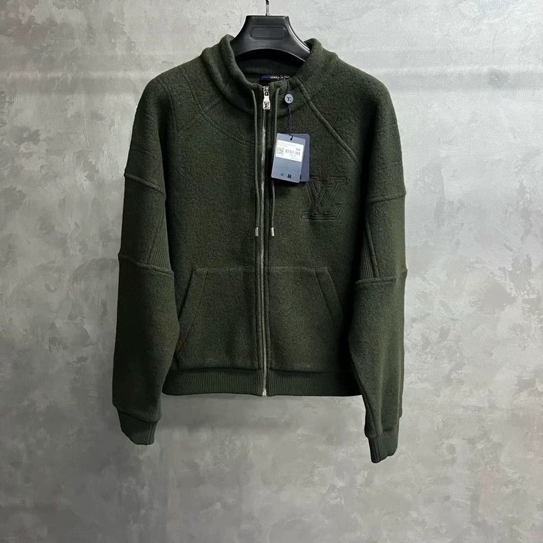 Louis Vuitton Louis Vuitton 25 Latest Green Solid Logo Letter Zip Pocket Size US S / EU 44-46 / 1 - 1 Thumbnail