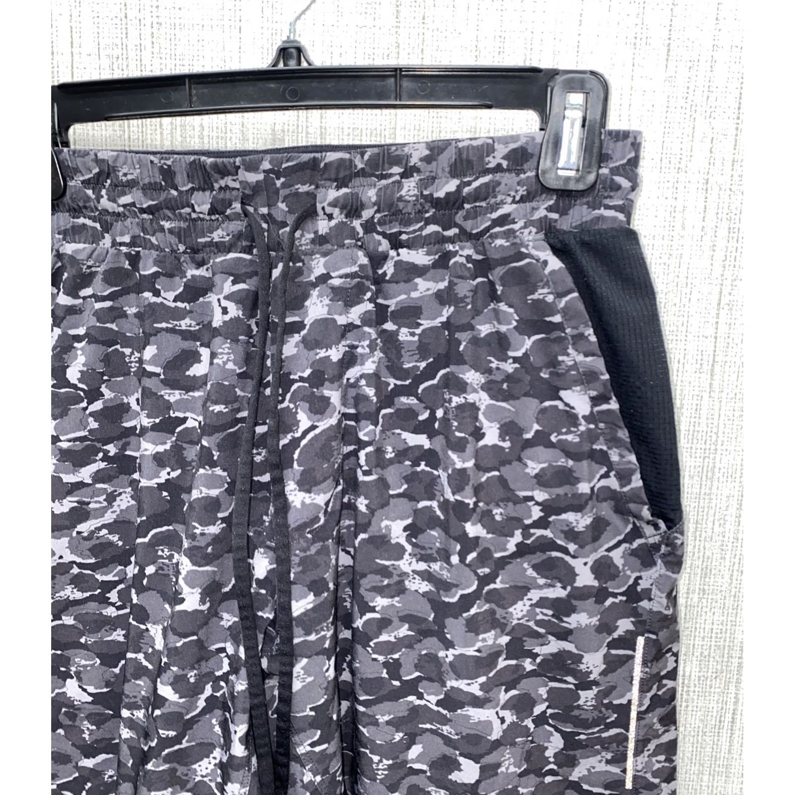 Lululemon Lululemon Athletic Shorts Mens Black/Gray Drawstring Size S Regular Waist 27 in Athletic Shirt? Size US 29 - 2 Thumbnail