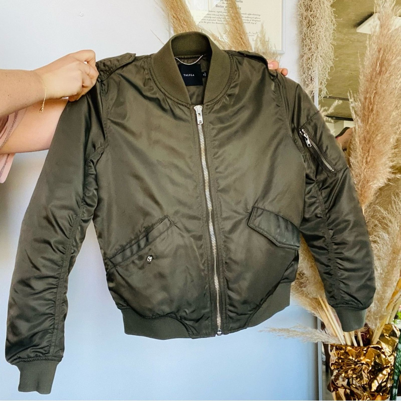 Aritzia ARITZIA TALULA Army Olive Green Silky Zip Bomber Jacket Coat Size M / US 6-8 / IT 42-44 - 4 Thumbnail