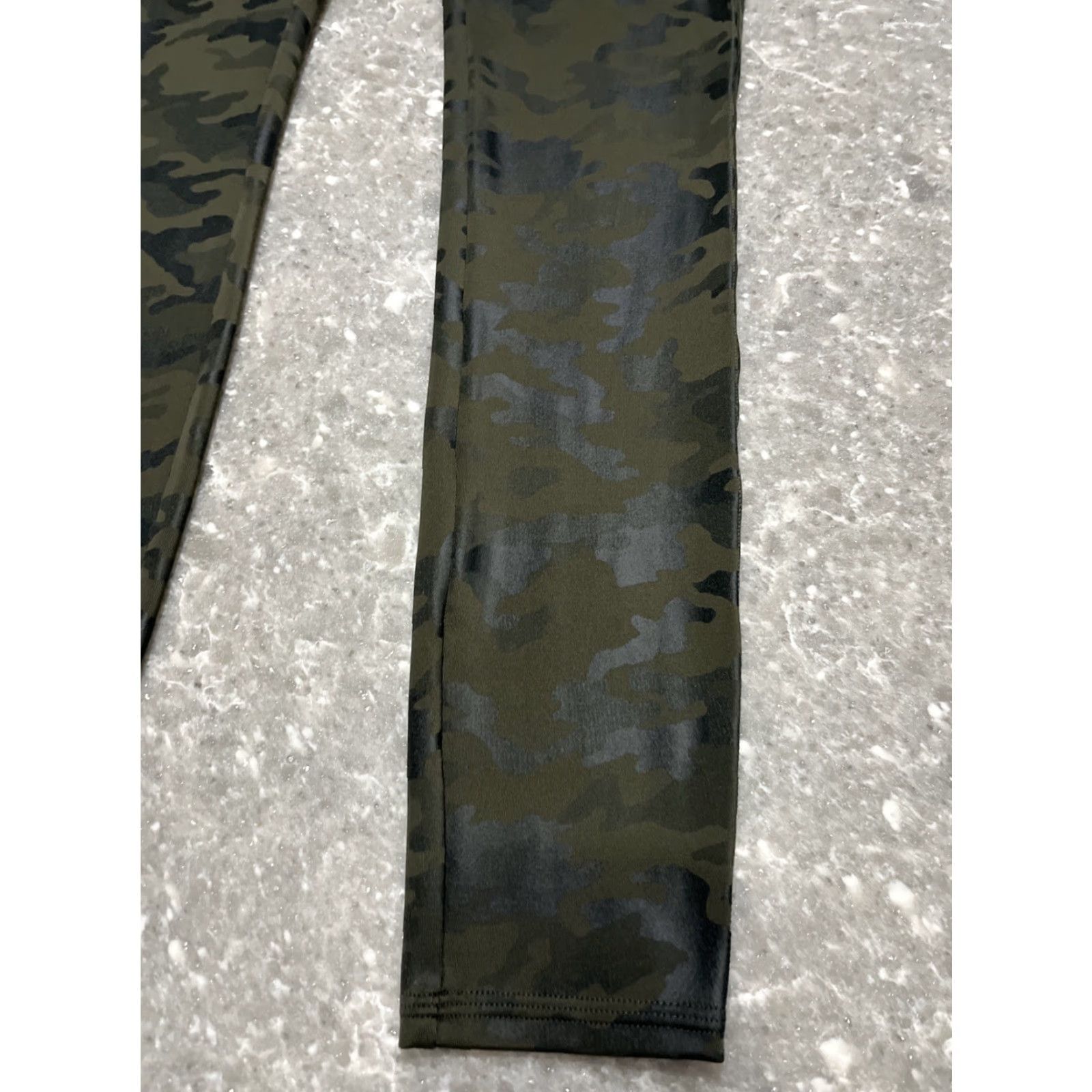 Spanx Spanx Womens Leggings M Green Camouflage Nylon Stretch Ankle Colorful Shirt? Size 32" / US 10 / IT 46 - 2 Thumbnail