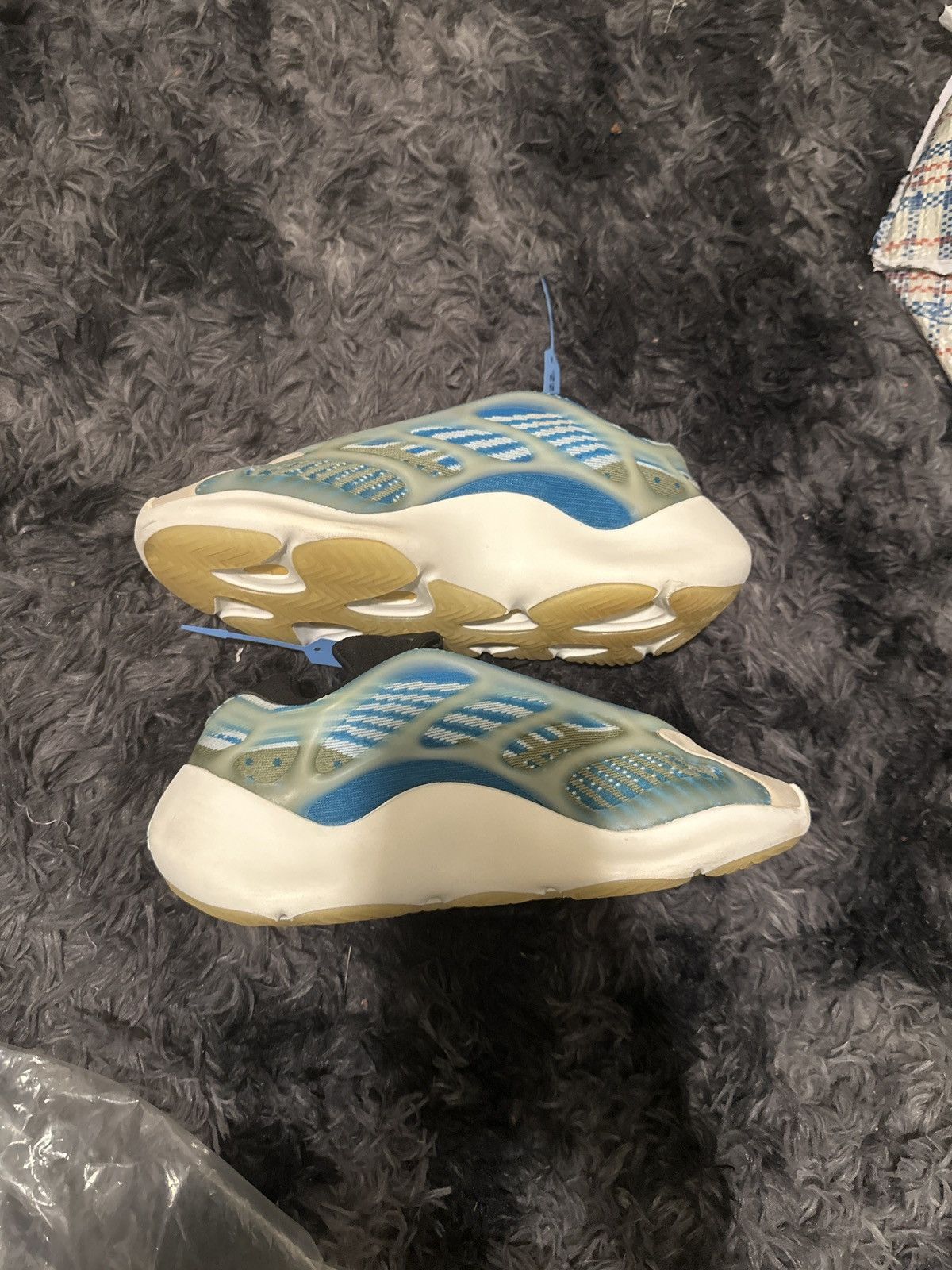 Adidas Yeezy 700 V3 Arzareth Size US 6.5 / EU 39-40 - 2 Thumbnail