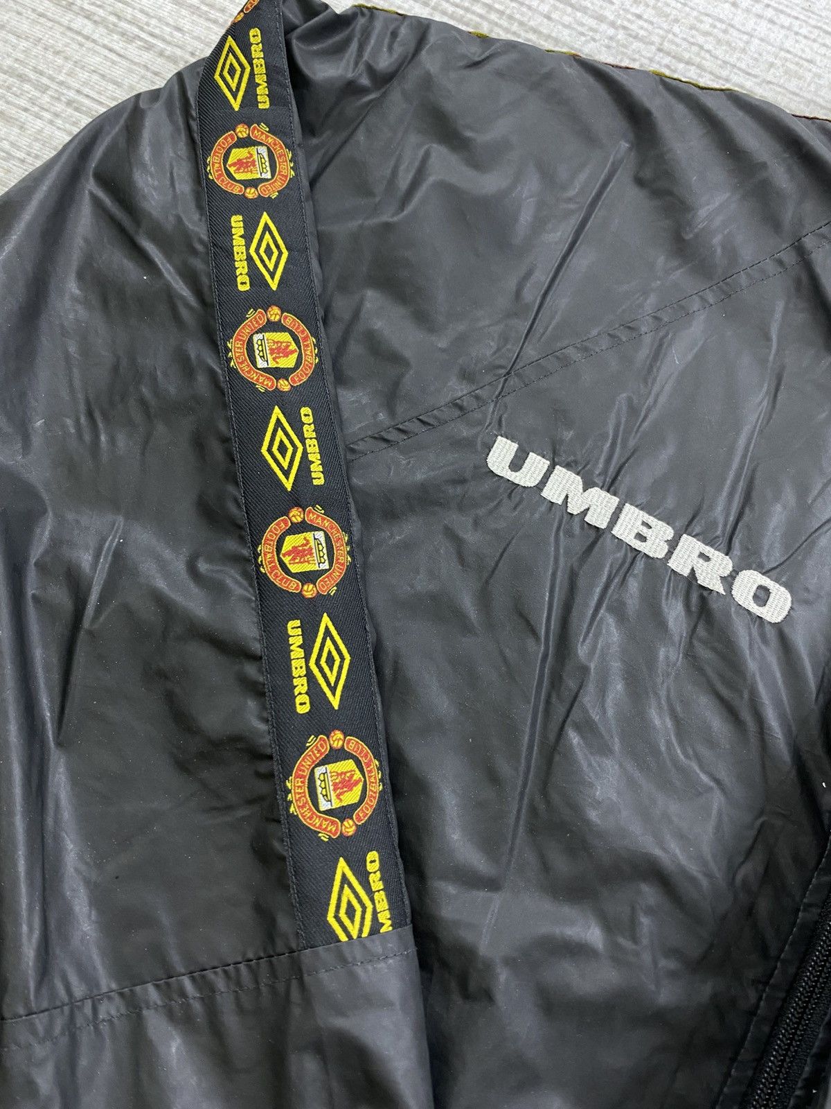 Umbro Vintage 90s Manchester United X Umbro Side Tape Jacket Size US XL / EU 56 / 4 - 7 Thumbnail