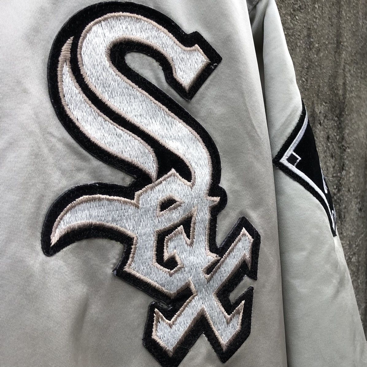 Vintage Vintage Felco MLB Chicago Sox Quilted Satin Bomber Jacket 🇺🇸 Size US L / EU 52-54 / 3 - 3 Thumbnail