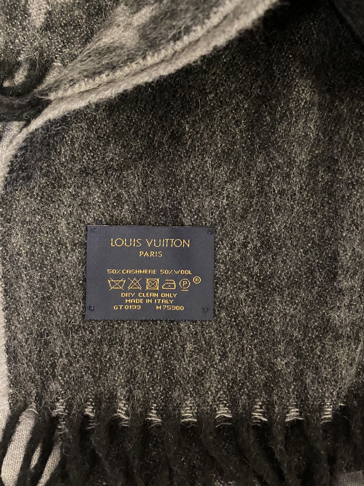 Louis Vuitton Louis Vuitton grey monogram gradient scarf M75900 Size ONE SIZE - 4 Thumbnail