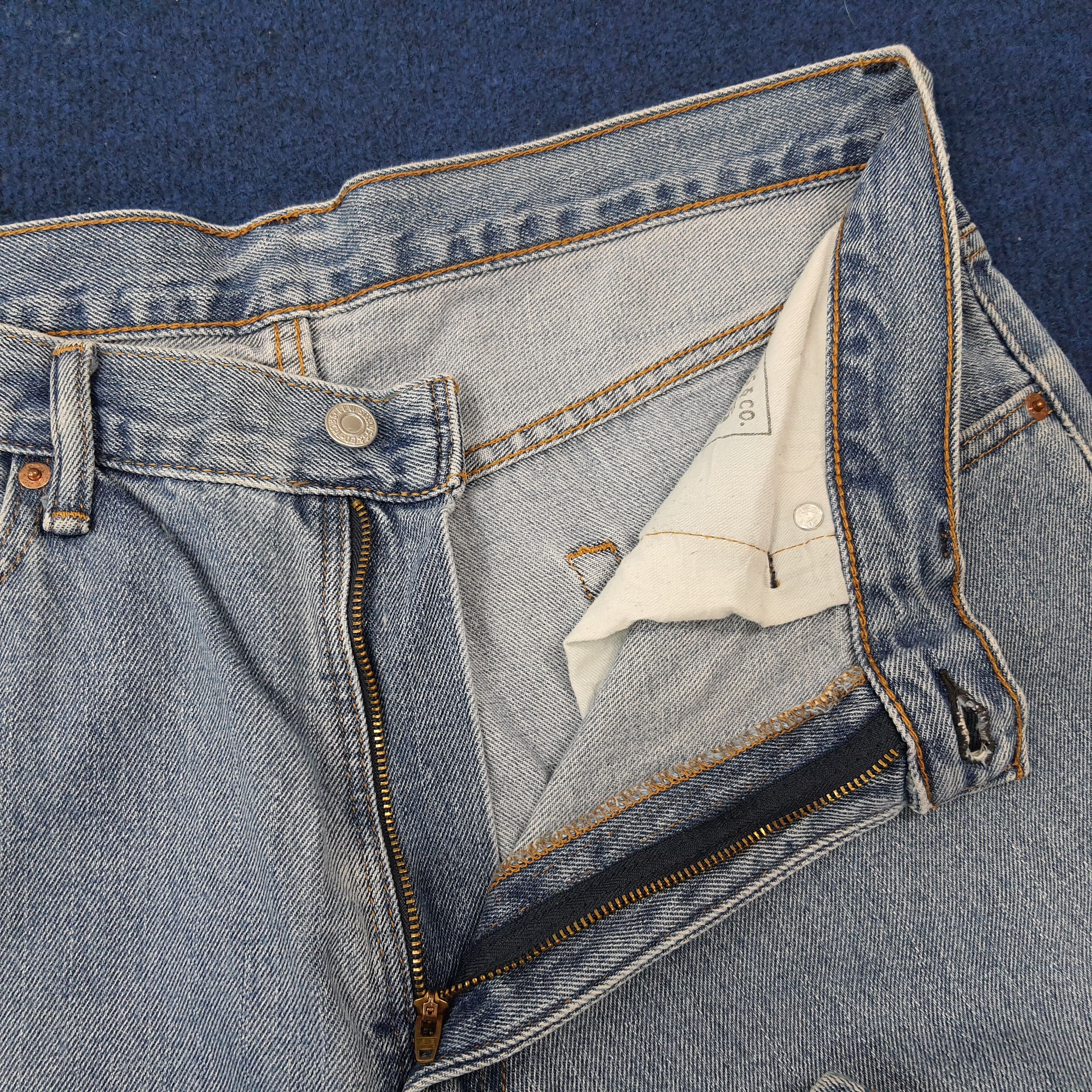 Levi's VINTAGE 90s LEVI'S 550 Distressed Light Wash Jeans C272N7 Size US 36 / EU 52 - 8 Thumbnail