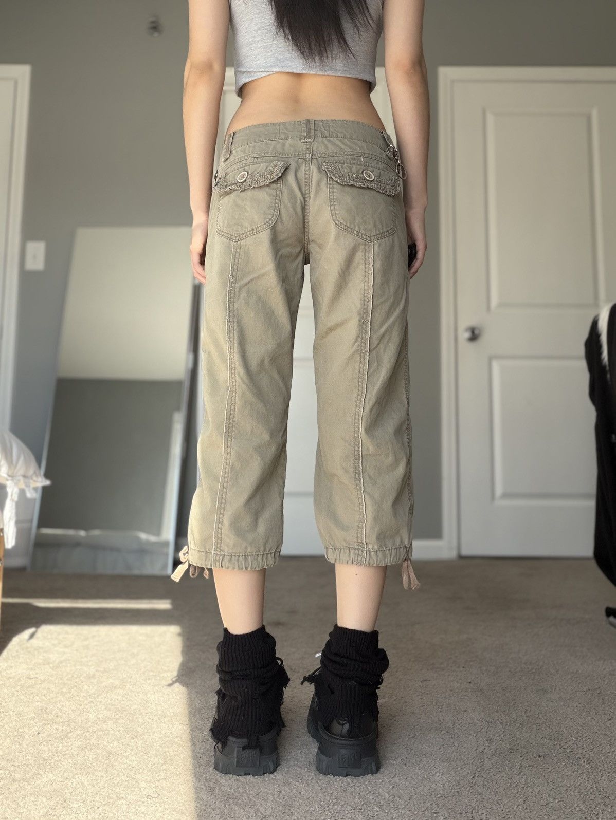 Other Y2K Delia’s Khaki Cargo Capri Pants w/ Ruffle Pocket Detail Size 30" / US 8 / IT 44 - 5 Thumbnail