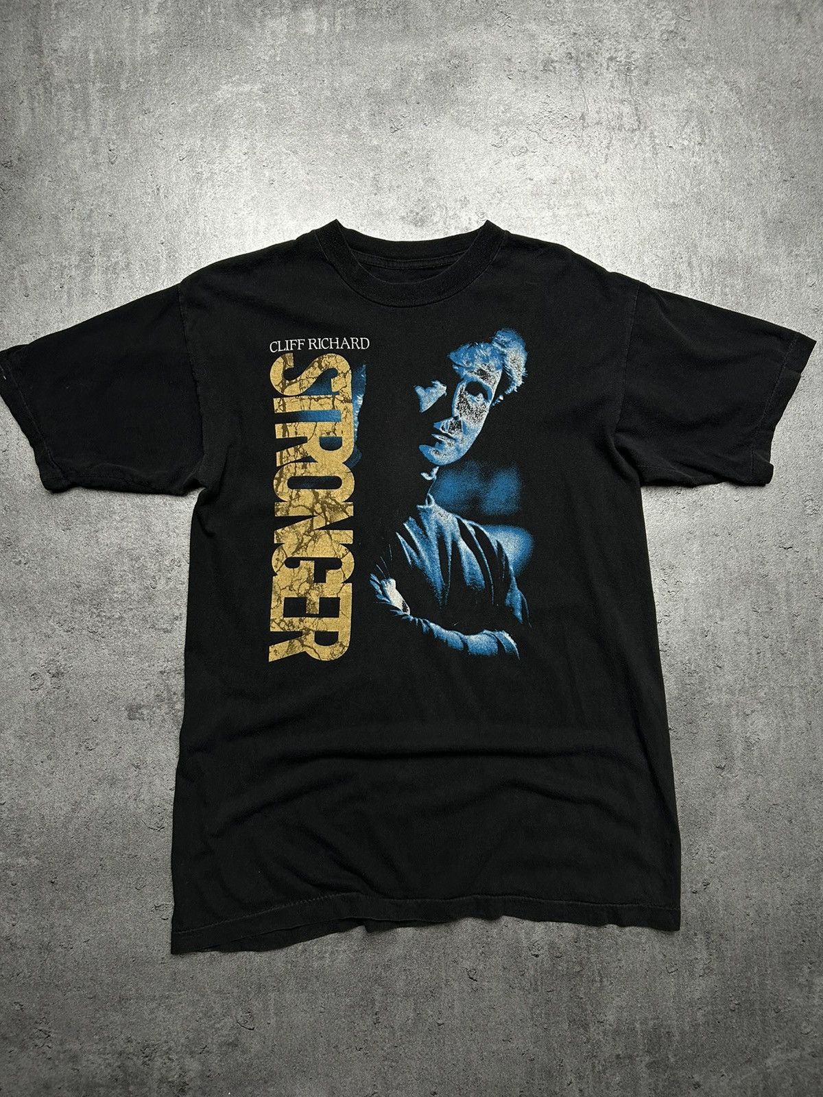 Band Tees × Other × Vintage Vintage Singlestitch Cliff Richard Stronger T-Shirt 90s 1990 Size US S / EU 44-46 / 1 - 1 Thumbnail