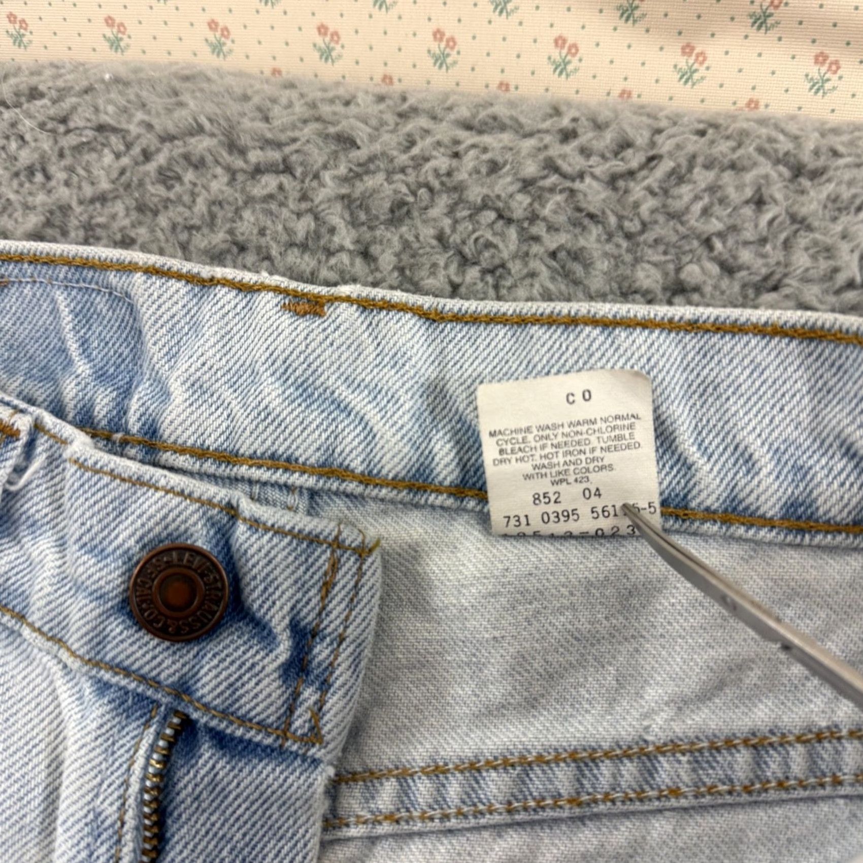 Levi's VINTAGE Levi's 512 Jeans Womens Slim 26x32 Light Wash 90s USA Jeans Size 30" / US 8 / IT 44 - 6 Thumbnail