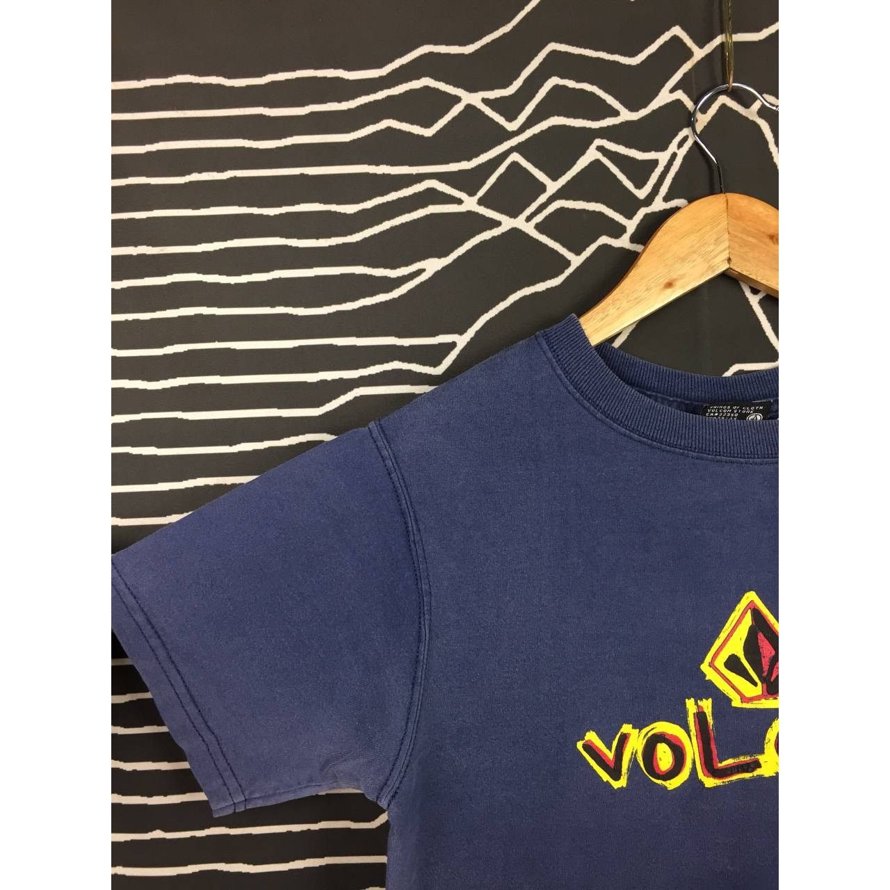 Vintage × Volcom Vtg Y2K Volcom Spell Out Logo Skateboards Surfwear Tee Size US S / EU 44-46 / 1 - 4 Thumbnail