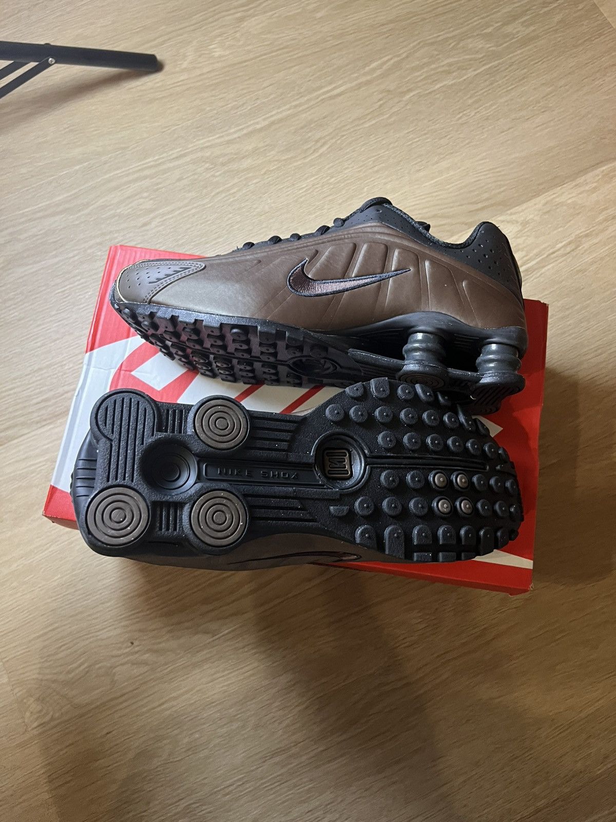 Nike nike shox r4 brown and black Size US 9 / IT 39 - 2 Thumbnail