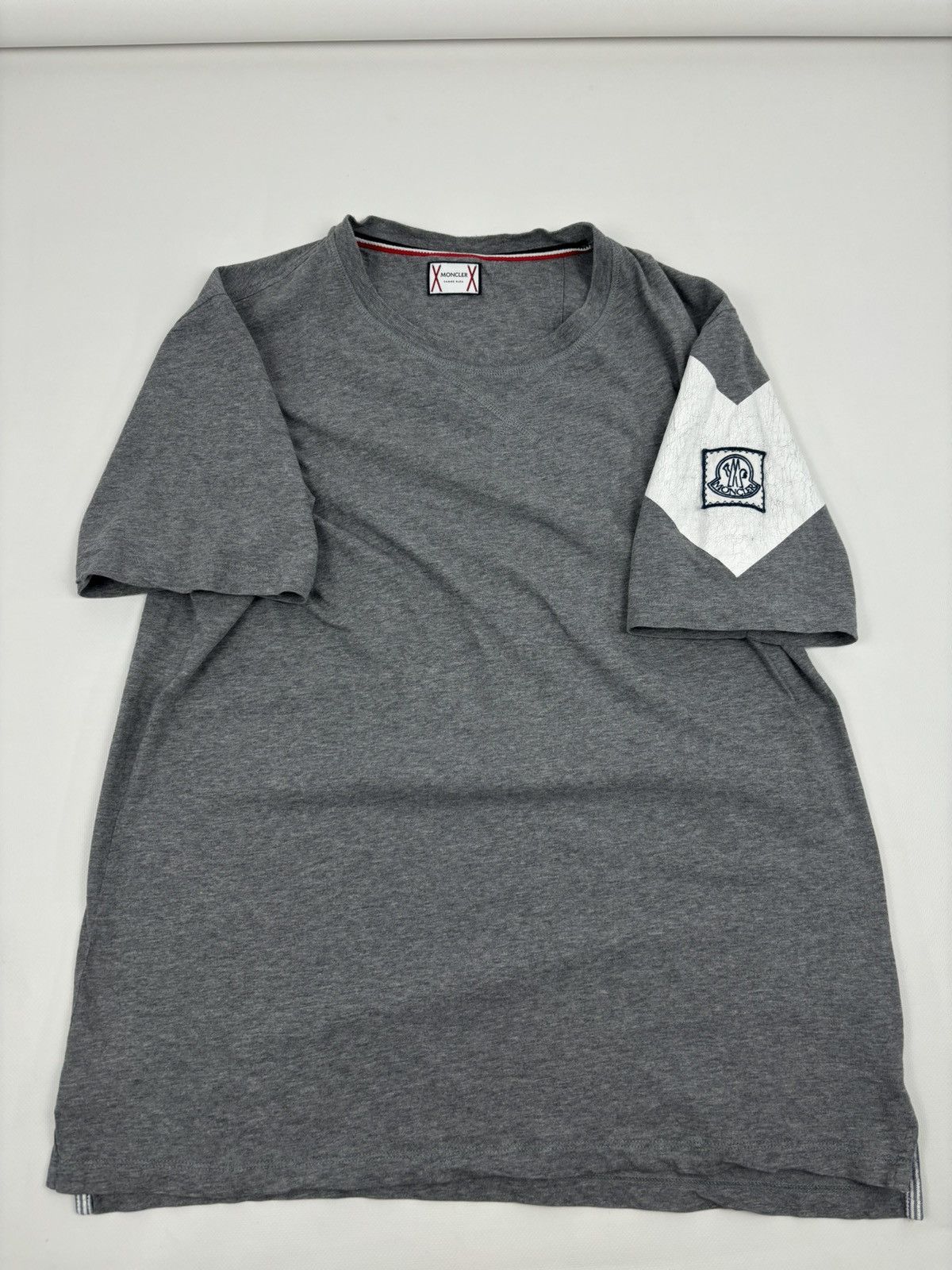 Moncler Gamme Bleu THOM BROWNE GAMME BLEU MAGLIA Big Patch Gray Italy Short Sleeve T-Shirt Size US M / EU 48-50 / 2 - 11 Thumbnail