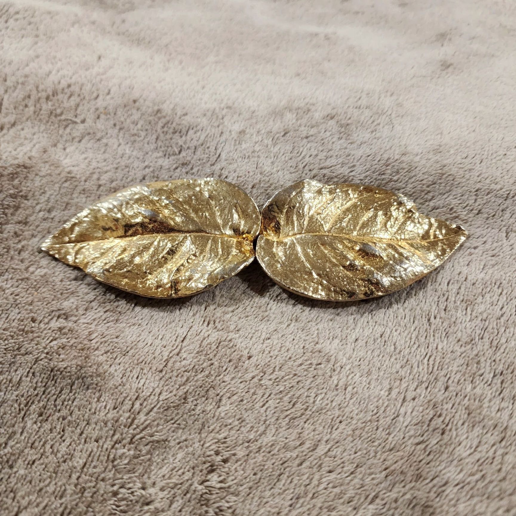 Vintage VINTAGE Mimi di N Leaf Cluster Belt Buckle Interlocking Gold Women 1970s Belt Buckle Gold Leaf Cluster Interlocking Mimi di N Womens Vintage 1970s Size ONE SIZE - 2 Thumbnail