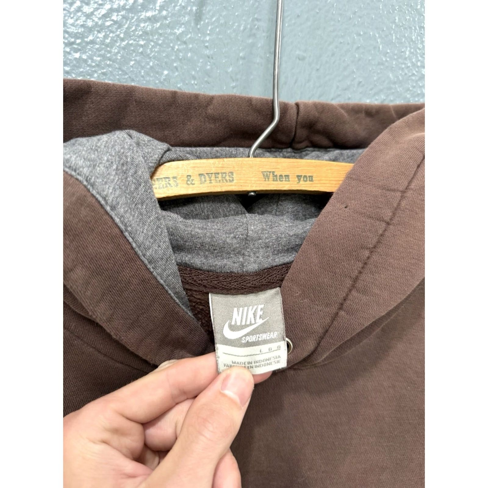 Nike VINTAGE Nike Hoodie Brown L Men's Pullover Y2K Mini Swoosh Distressed 27in 22in Pit to Pit Size US L / EU 52-54 / 3 - 2 Thumbnail
