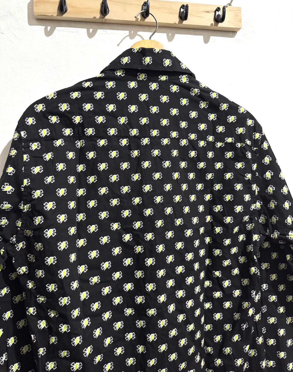 Undercover 01ss UNDERCOVER CHAOTIC DISCORD THUNDER/CROSSBONE SHIRT Size US M / EU 48-50 / 2 - 5 Thumbnail