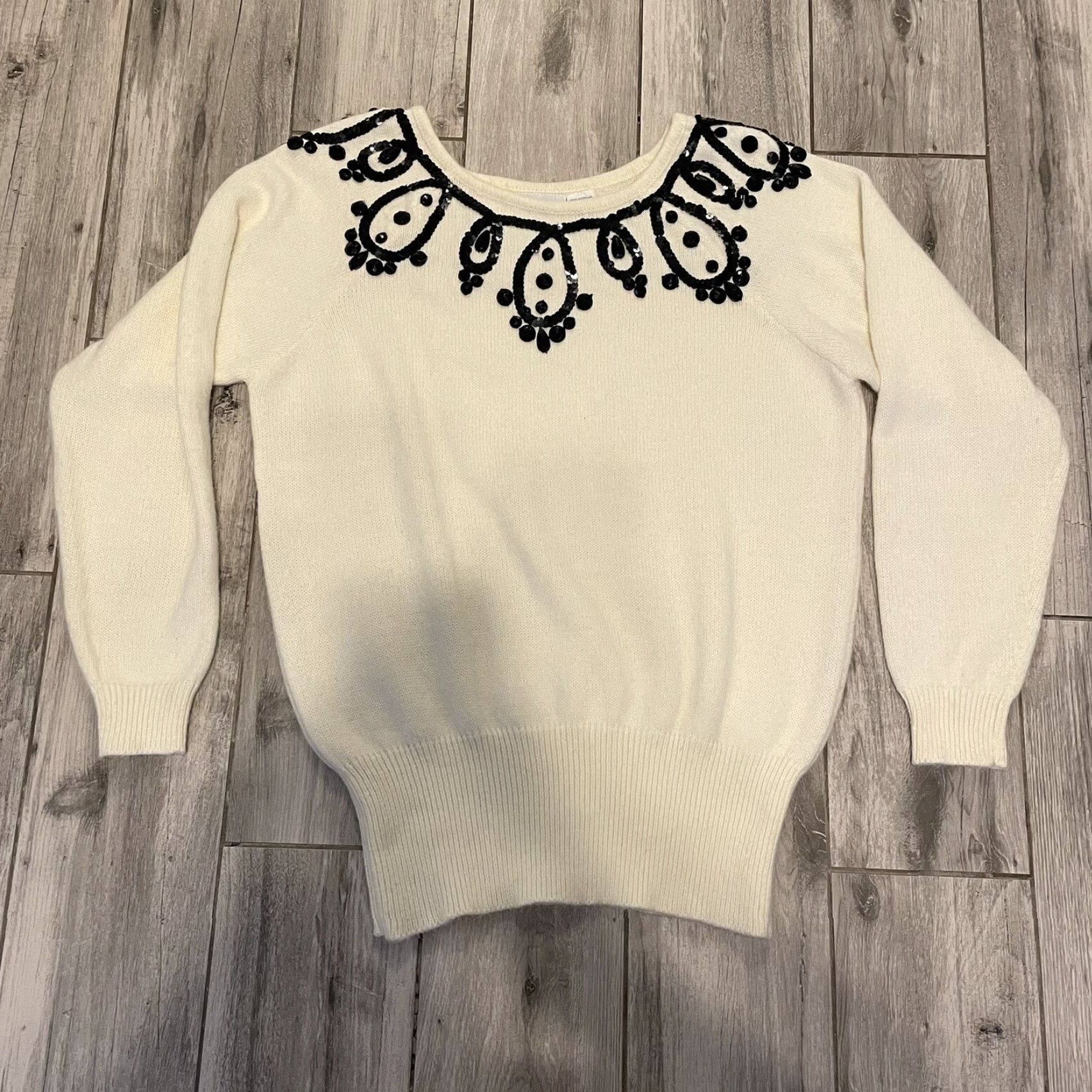 Liz Claiborne VINTAGE Liz Claiborne Sweater Women Small White Angora Beaded Sequins 90s Scoop Neck Dolman Sleeve Pullover Size S / US 4 / IT 40 - 2 Thumbnail