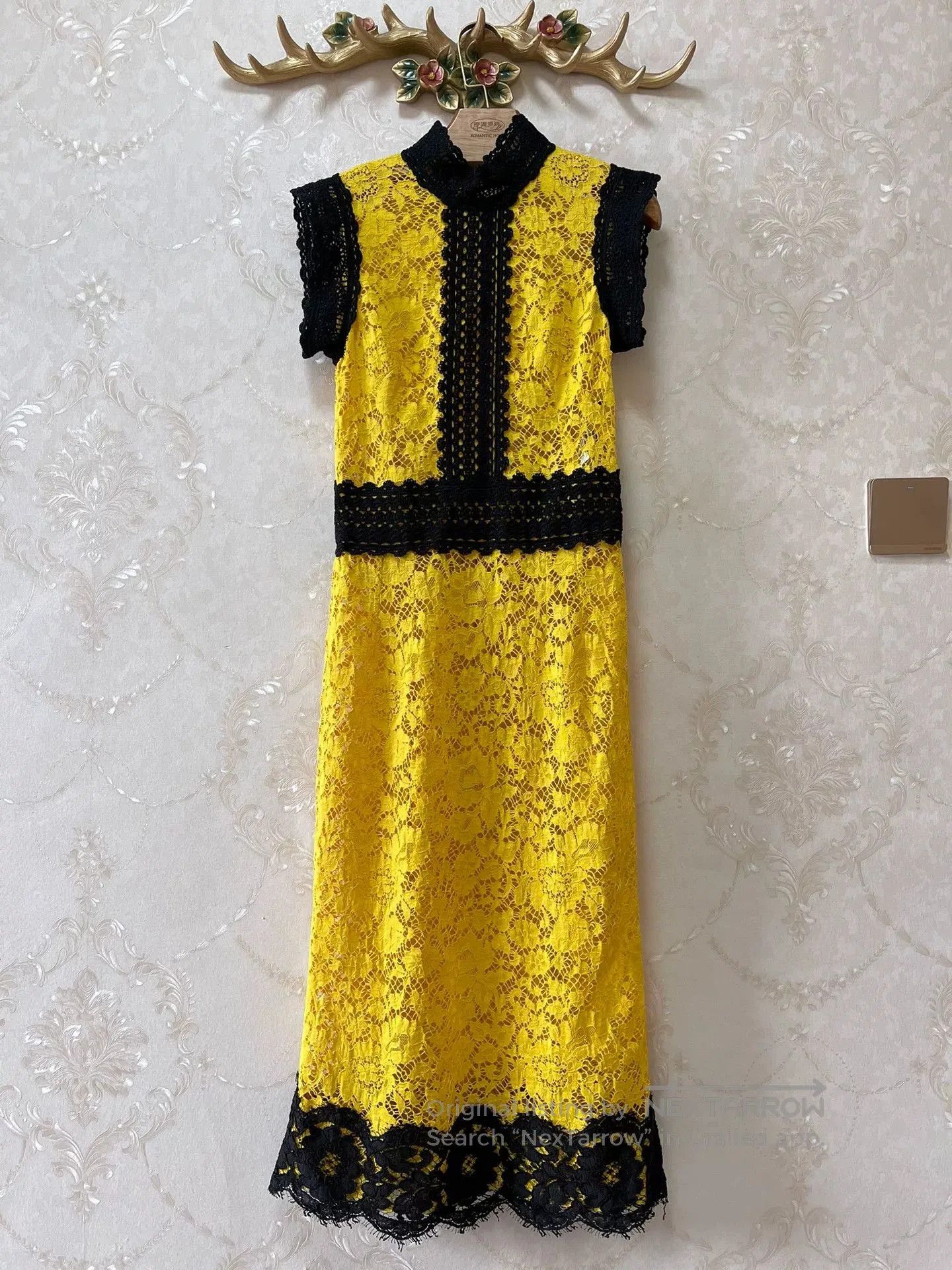 Dolce & Gabbana DG Runway Yellow Lace Dress. Size M / US 6-8 / IT 42-44 - 1 Thumbnail