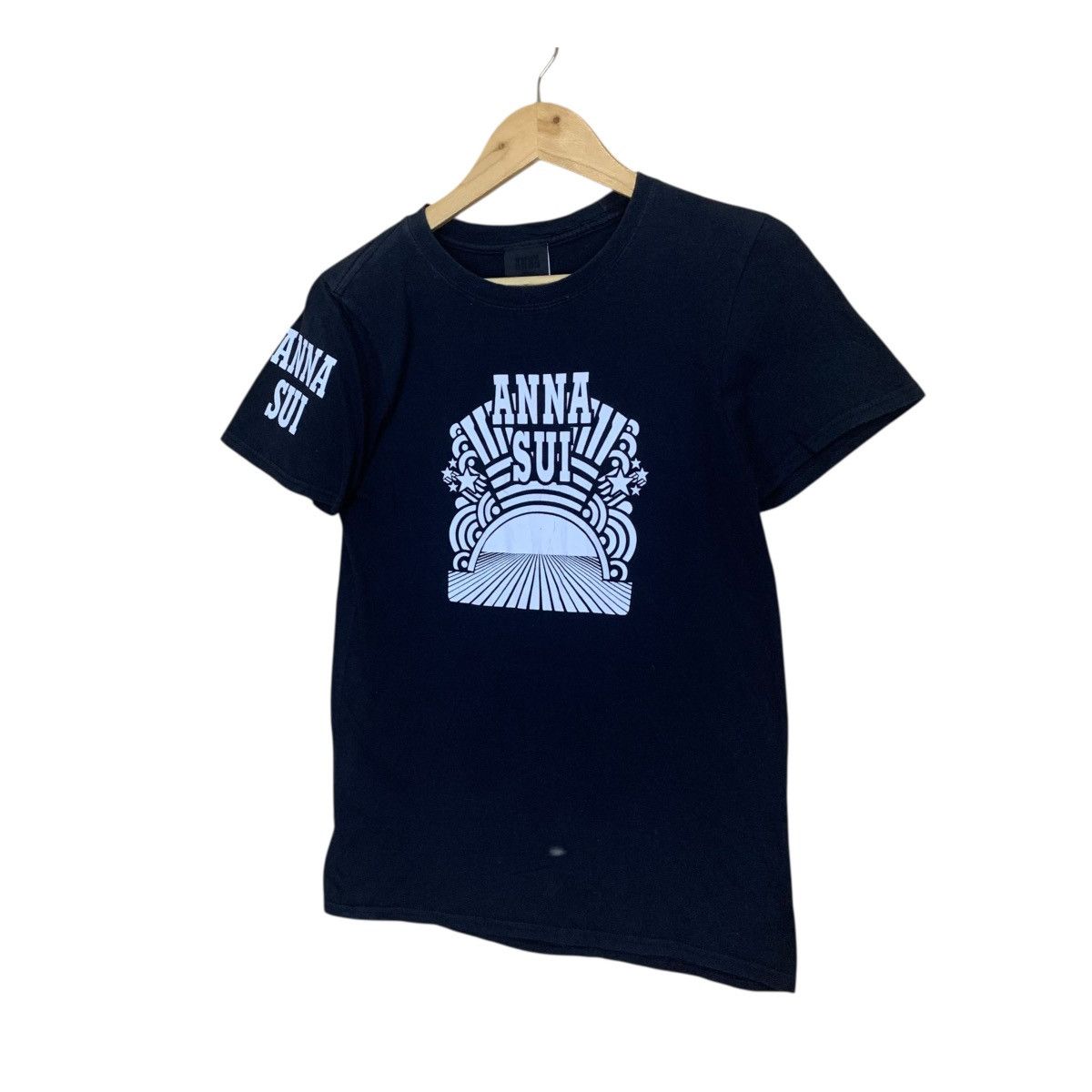 Japanese Brand Anna Sui Made In Usa Big Logo Shortsleeve Tee Size US XS / EU 42 / 0 - 3 Thumbnail
