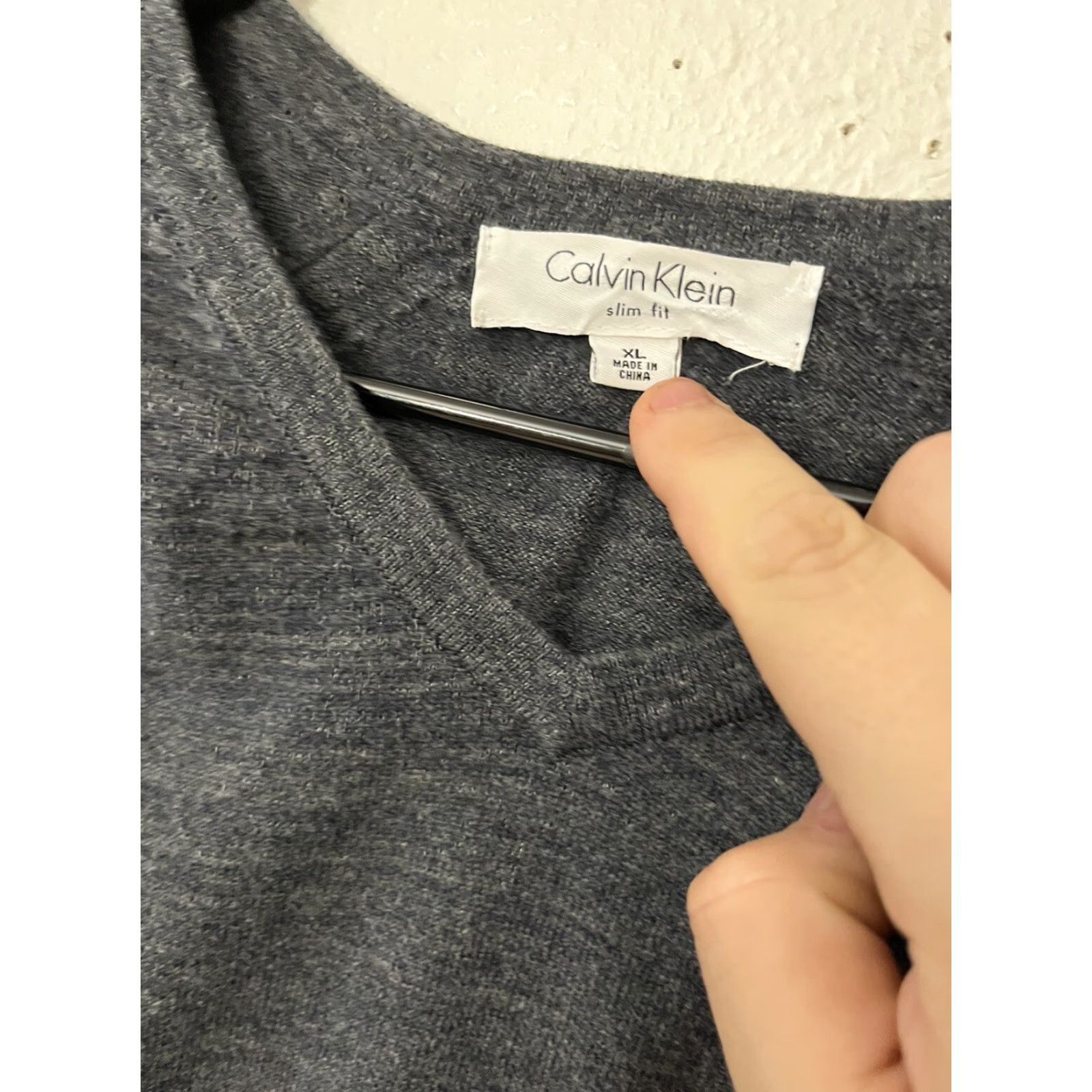 Calvin Klein Calvin Klein Mens V-Neck Long Sleeve Pullover Sweater XL Dark Gray Navy/Blue Two Tone Logo Embroidered Cotton Blend Knit Pullover Shirt? Size US XL / EU 56 / 4 - 3 Thumbnail