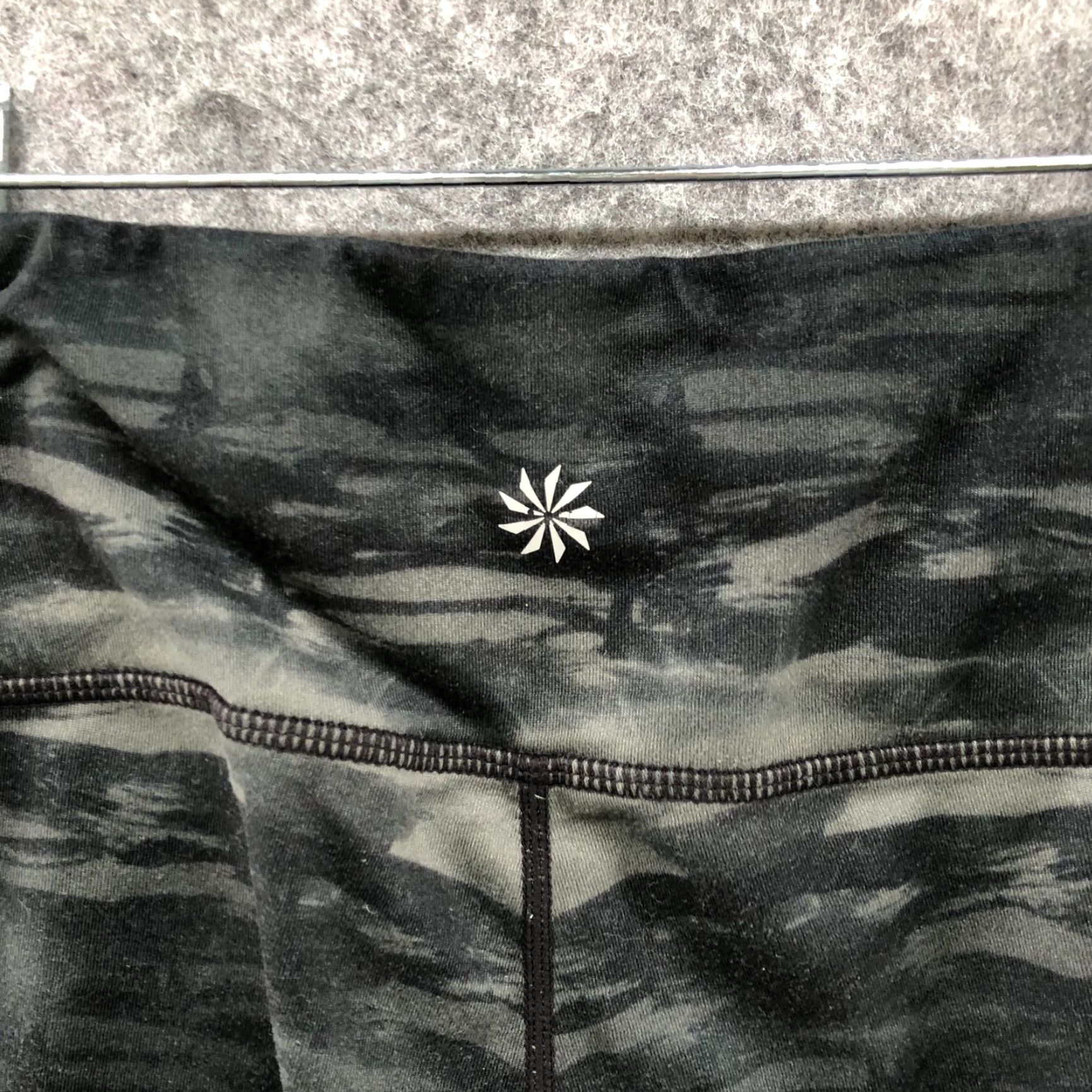 Athleta Athleta Chaturanga Leggings Womens M Black Gray Tie Dye Full Length Yoga Gym者 Size 32" / US 10 / IT 46 - 6 Thumbnail