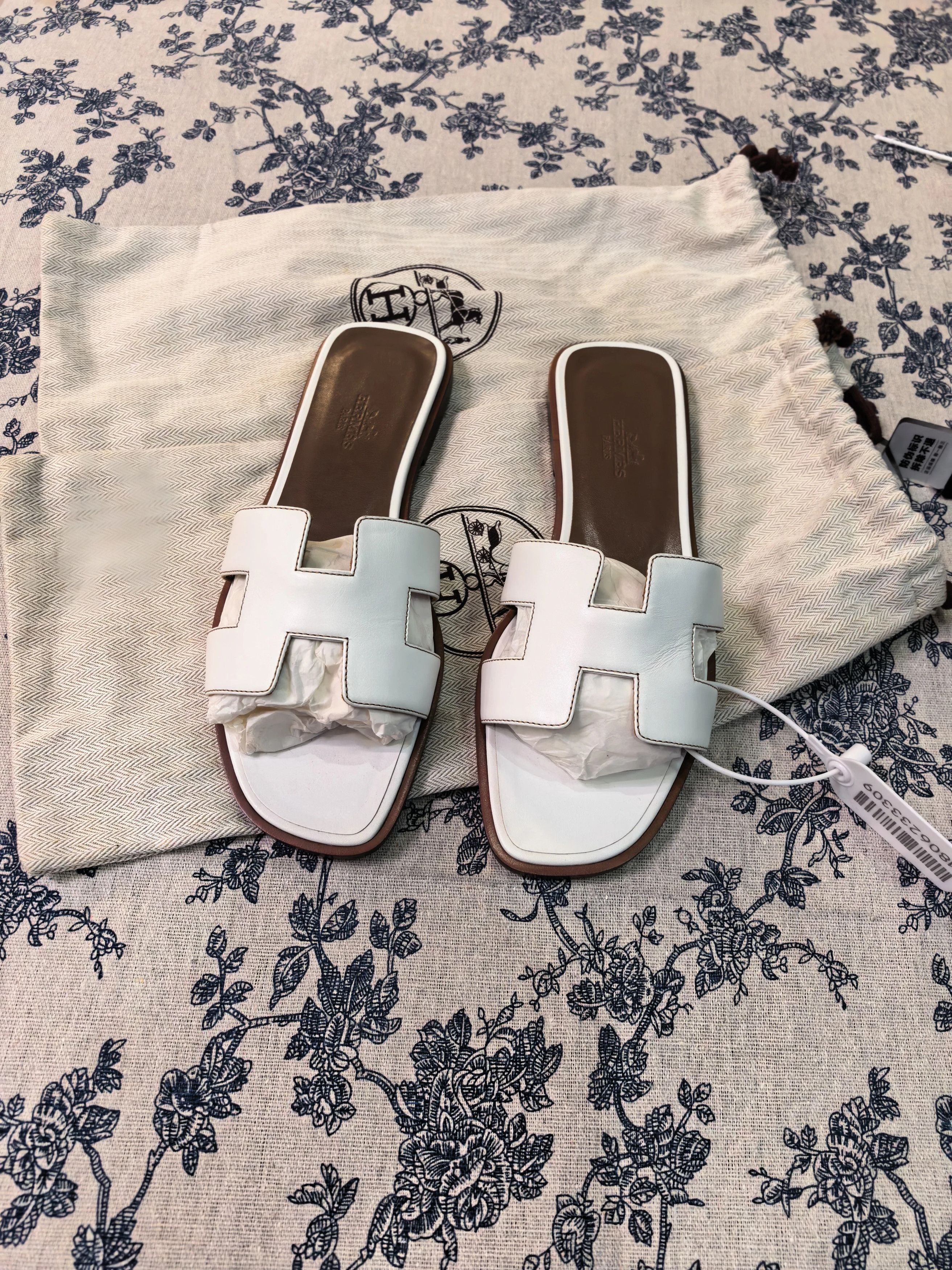 Hermes Hermès White Slippers 37 EU 2 Dust Bags Worn Once Size US 6.5 / IT 36.5 - 1 Thumbnail