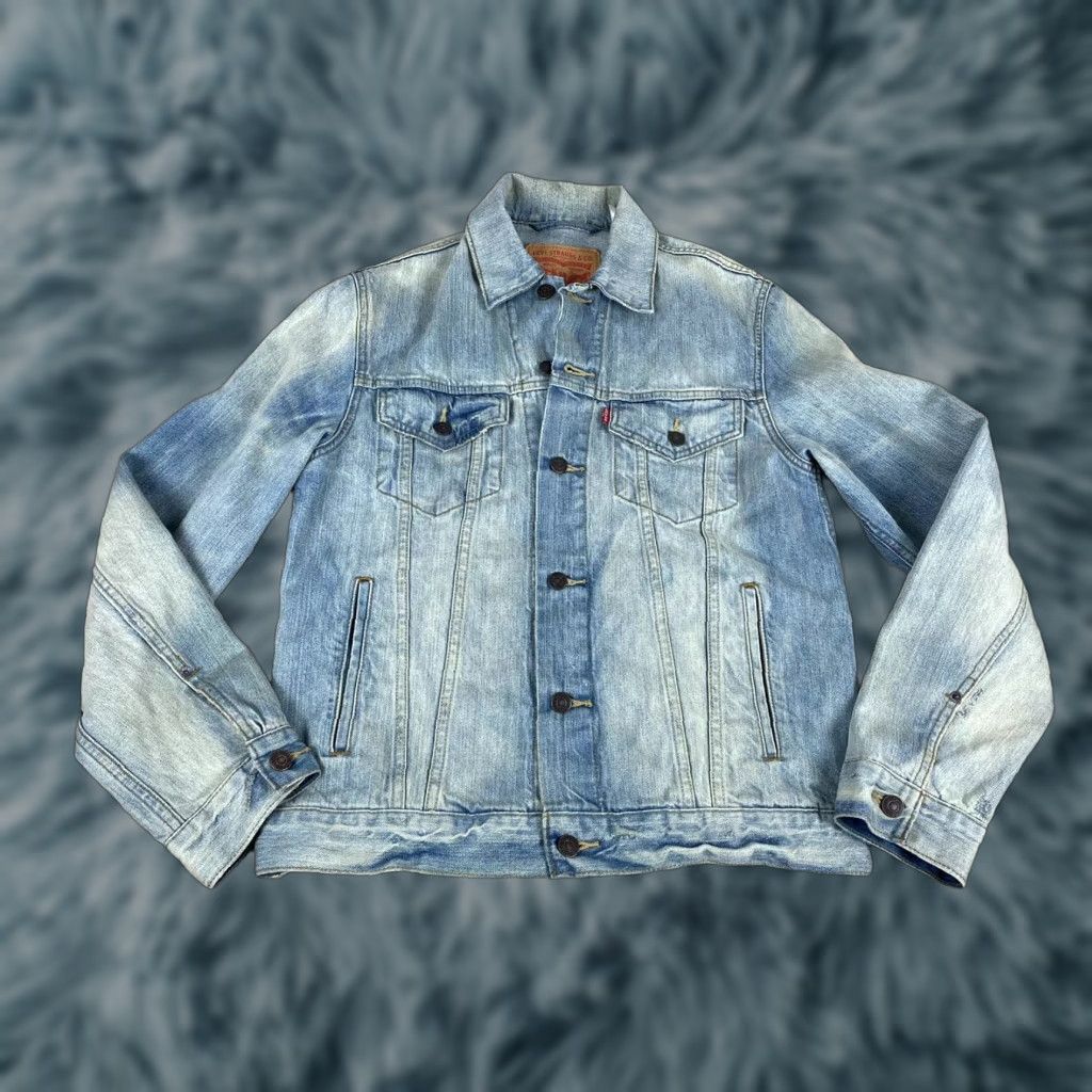 Denime VINTAGE Levis Trucker Jean Jacket Mens M Light Wash Distressed EUC Denim Jacket Blue 26in Shoulder 21in Pit to Pit Mens Size US 31 - 1 Thumbnail