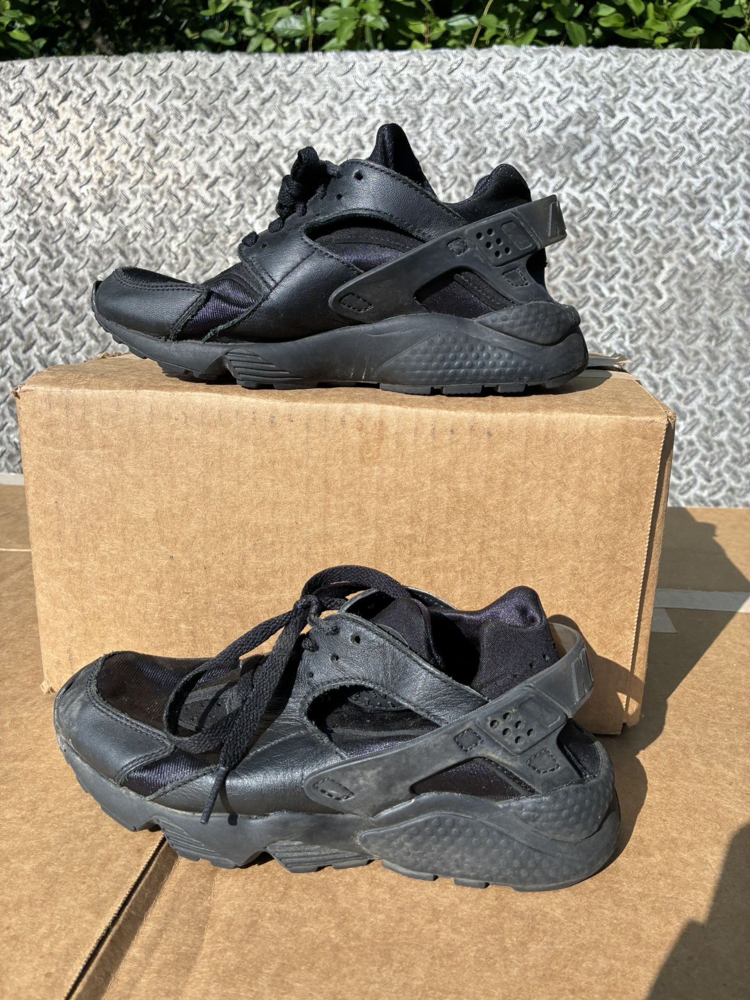 Nike Nike Air Huarache Run Women's Running Shoes Triple Black Size US 6 / IT 36 - 2 Thumbnail
