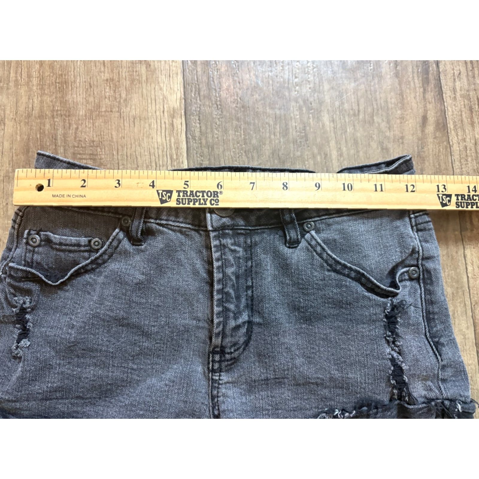 Silver Jeans Co. Silver Jeans Highway Jeans Jean Shorts Women’s Size 3/4 Black Cut Off Destroyed RN 51685 Denim 5-Pocket Western Cowgirl Regular Womens Size 26" / US 2 / IT 38 - 3 Thumbnail