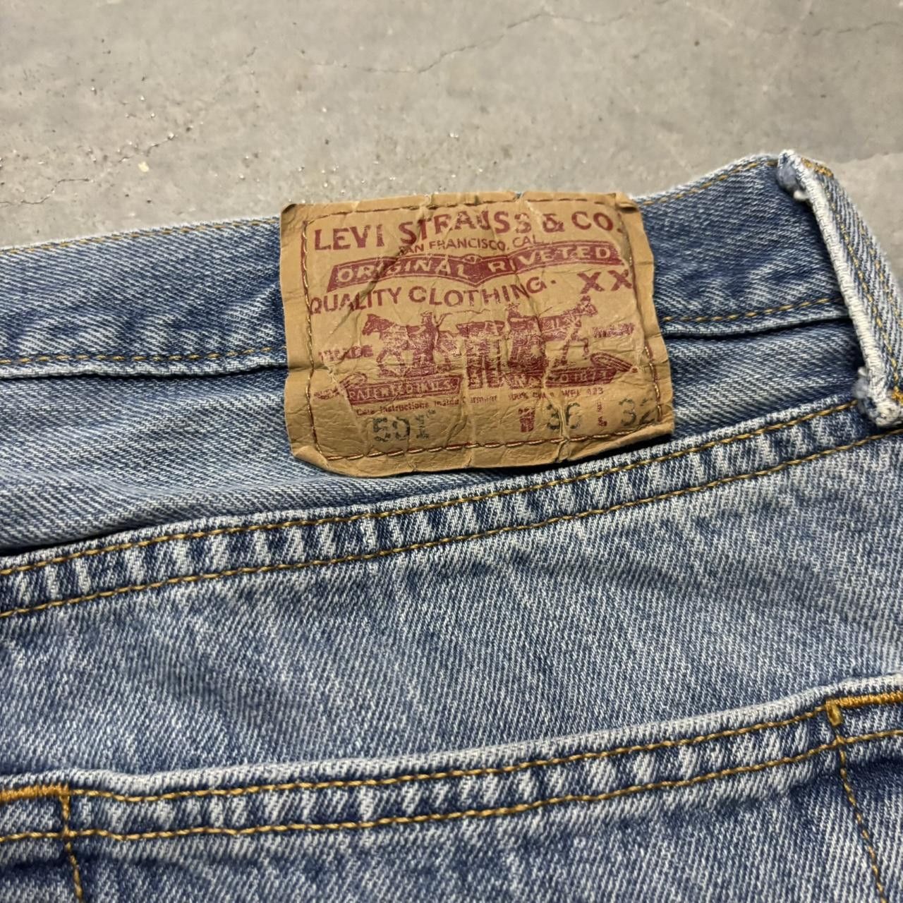 Levi's × Vintage Crazy Vintage Y2K/2000s Grunge Medium Wash Levi’s 501 Essential Denim Jeans! Size US 34 / EU 50 - 7 Thumbnail