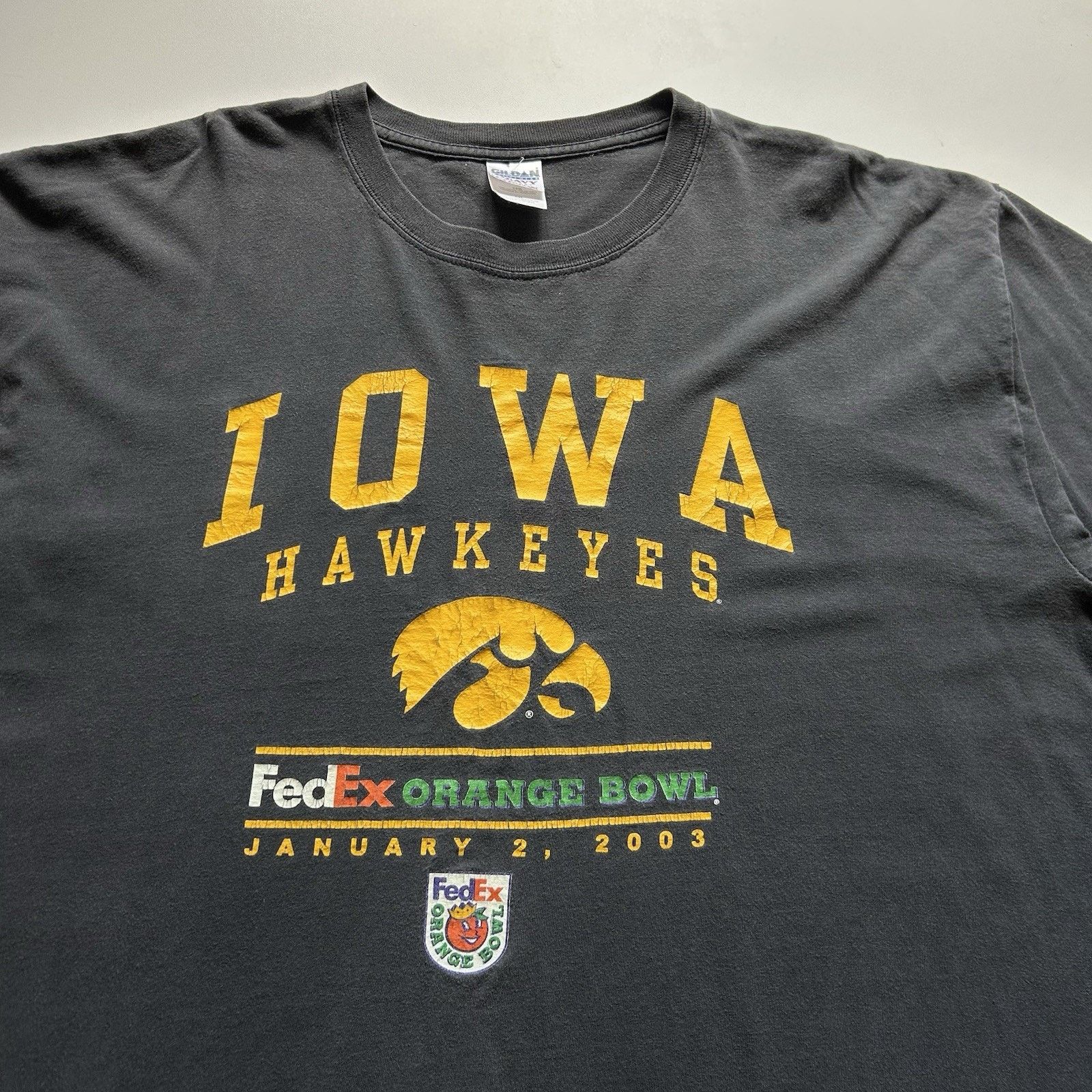 Gildan Vintage Iowa Hawkeyes Shirt Y2K NCAA Football Faded Black Size US L / EU 52-54 / 3 - 2 Thumbnail