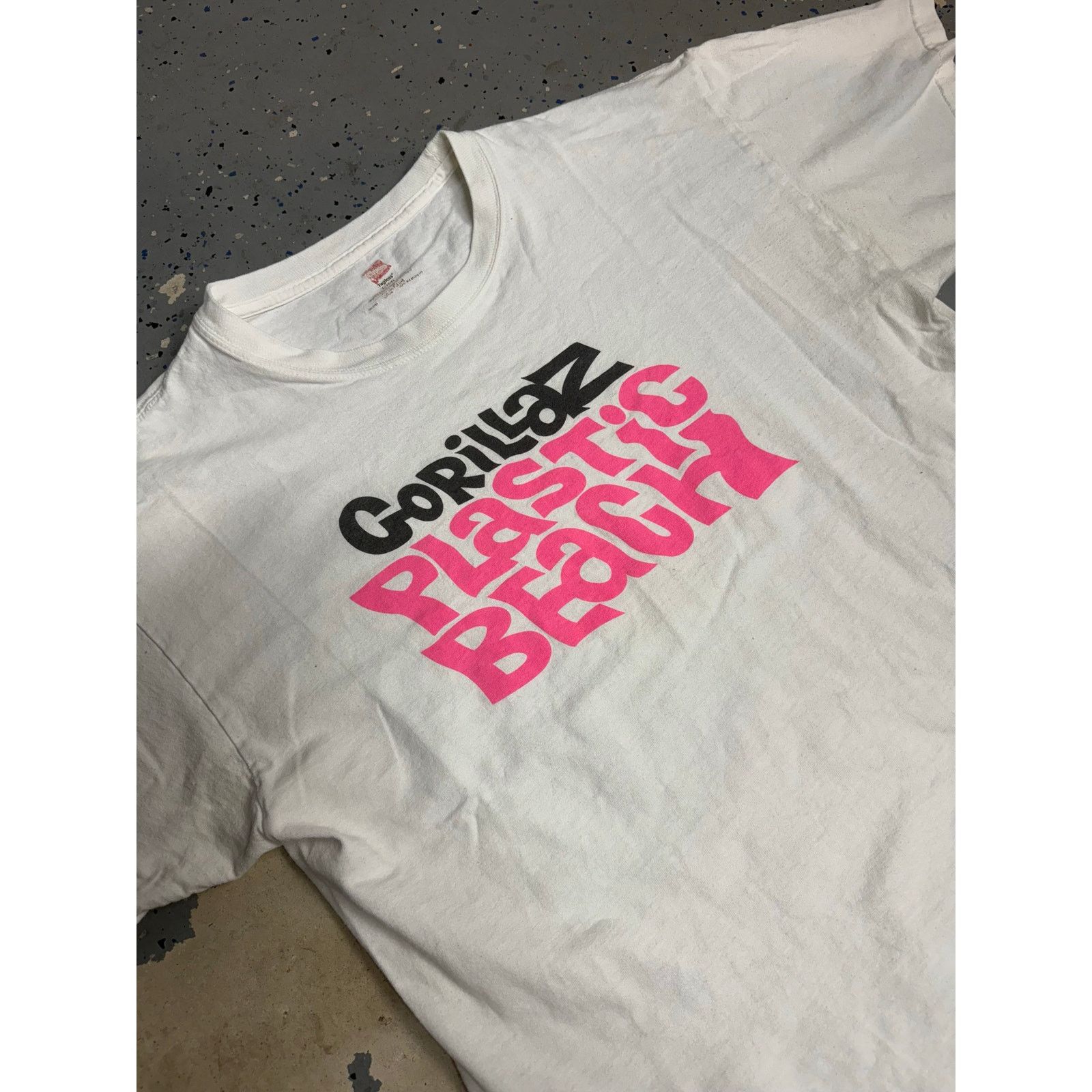 Fruit Of The Loom y2k gorillaz plastic beach band tee Size US L / EU 52-54 / 3 - 4 Thumbnail