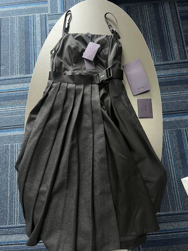Prada PradaPrecious metal buckle pleated skirt 2504-Nextarrow Size XS / US 0-2 / IT 36-38 - 1 Thumbnail