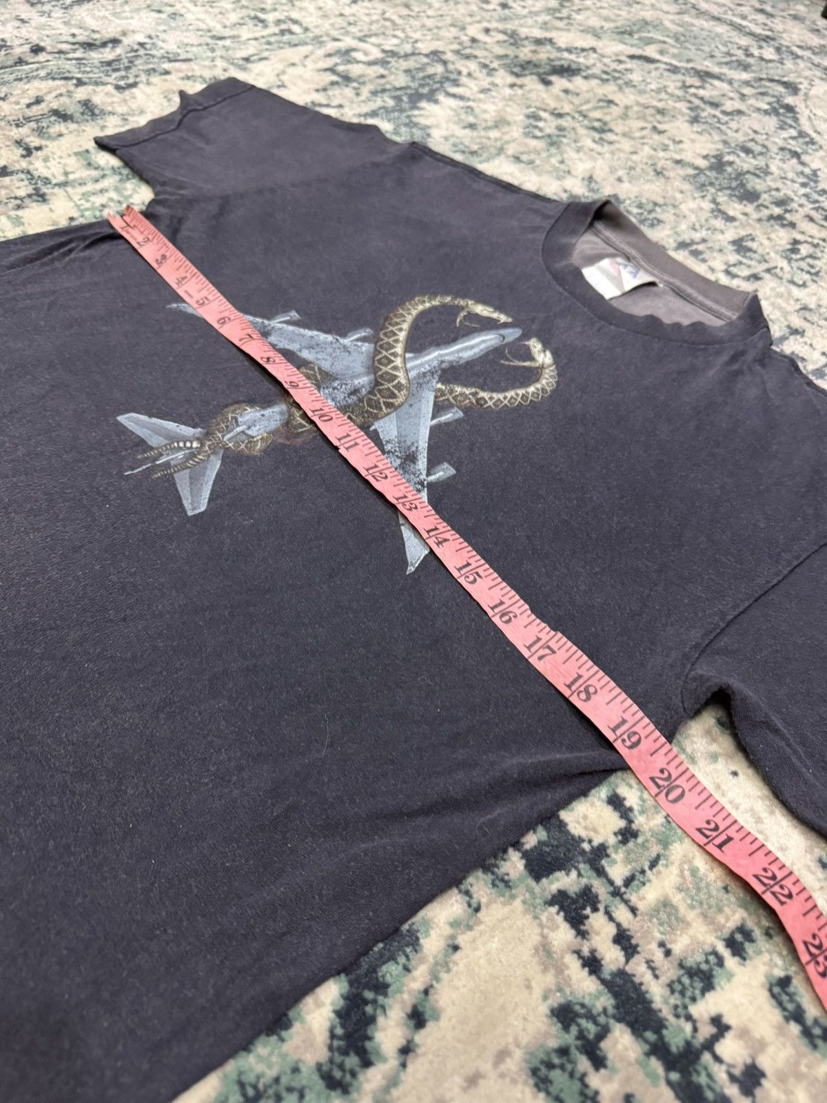 Vintage VINTAGE DISTRESSED SNAKES ON A PLANE MOVIE SHIRT Size US M / EU 48-50 / 2 - 4 Thumbnail