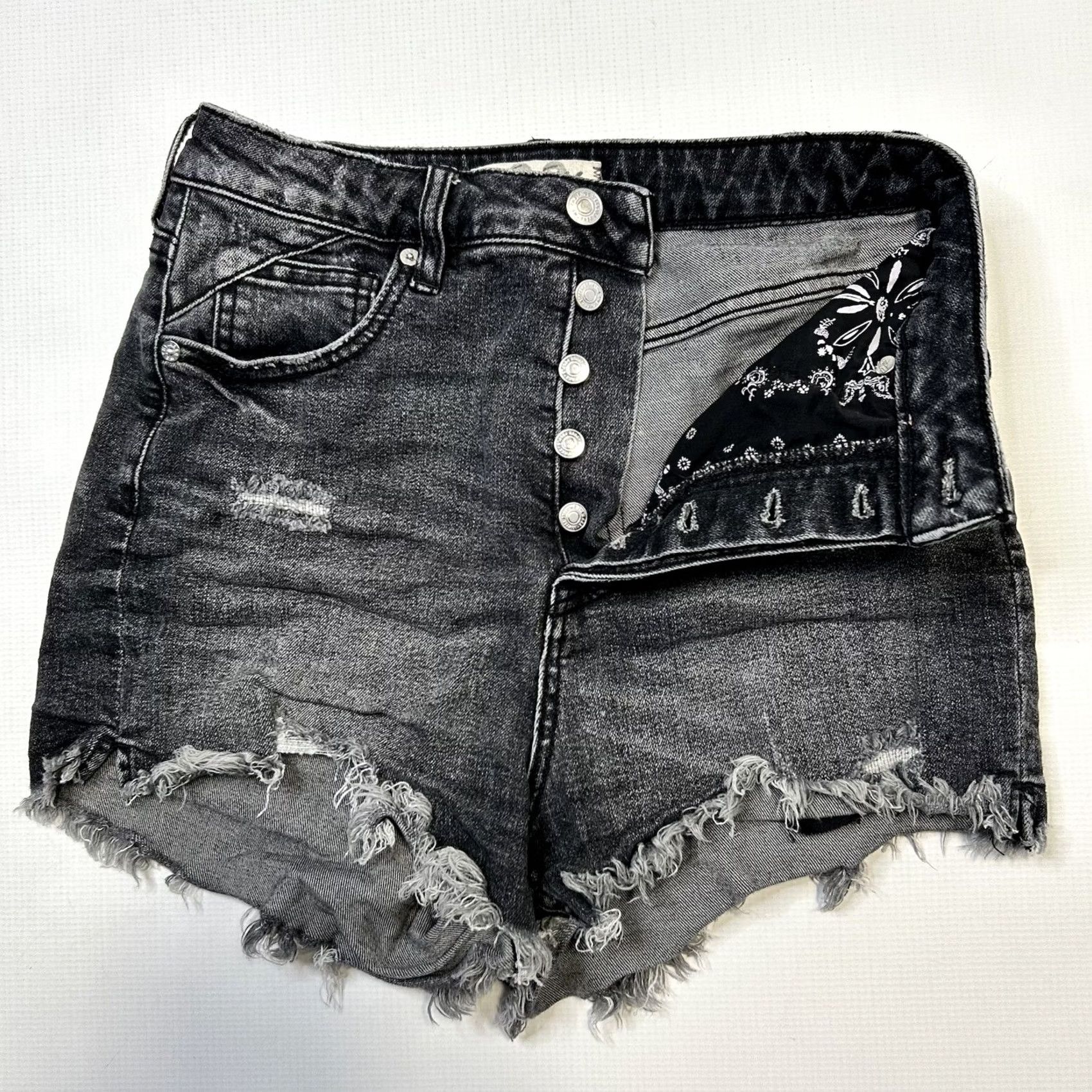 Vintage VINTAGE WE THE FREE Distressed High Rise Cut-Off Jean Shorts 28 Black Size 28" / US 6 / IT 42 - 2 Thumbnail