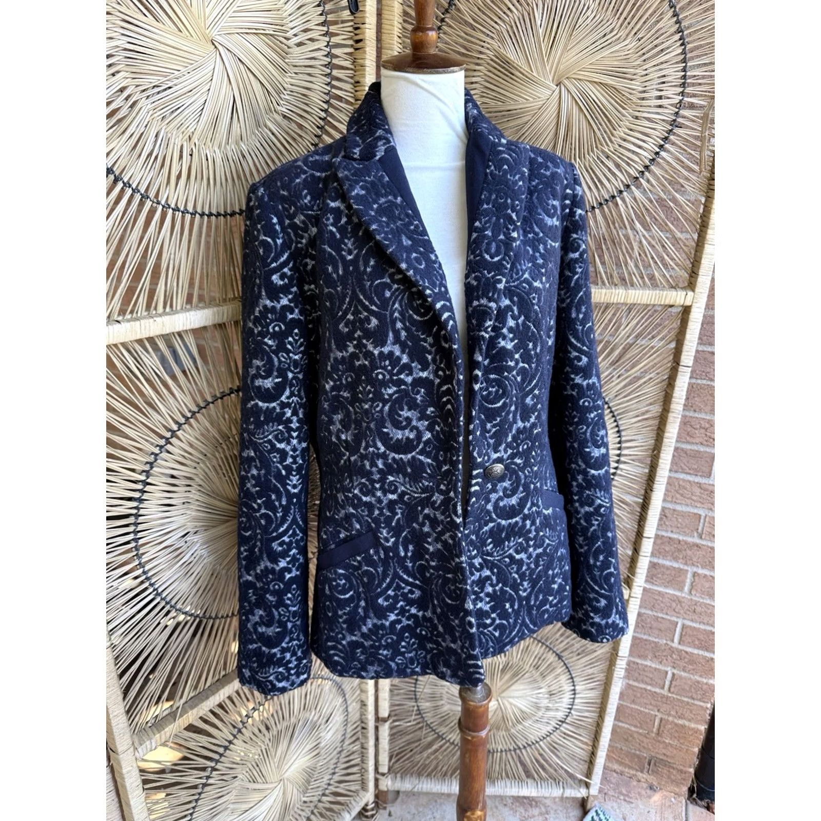 Vintage CAbi Blazer Jacket Jacquard Blue Wool Blend Flocked Pattern Size 6 Button Front Notch Lapel Lined Women’s Size M / US 6-8 / IT 42-44 - 2 Thumbnail