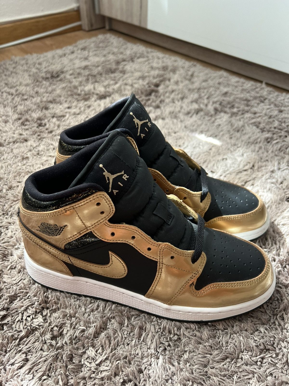 Nike Air Jordan 1 WMNS Gold Size US 8.5 / IT 38.5 - 1 Thumbnail