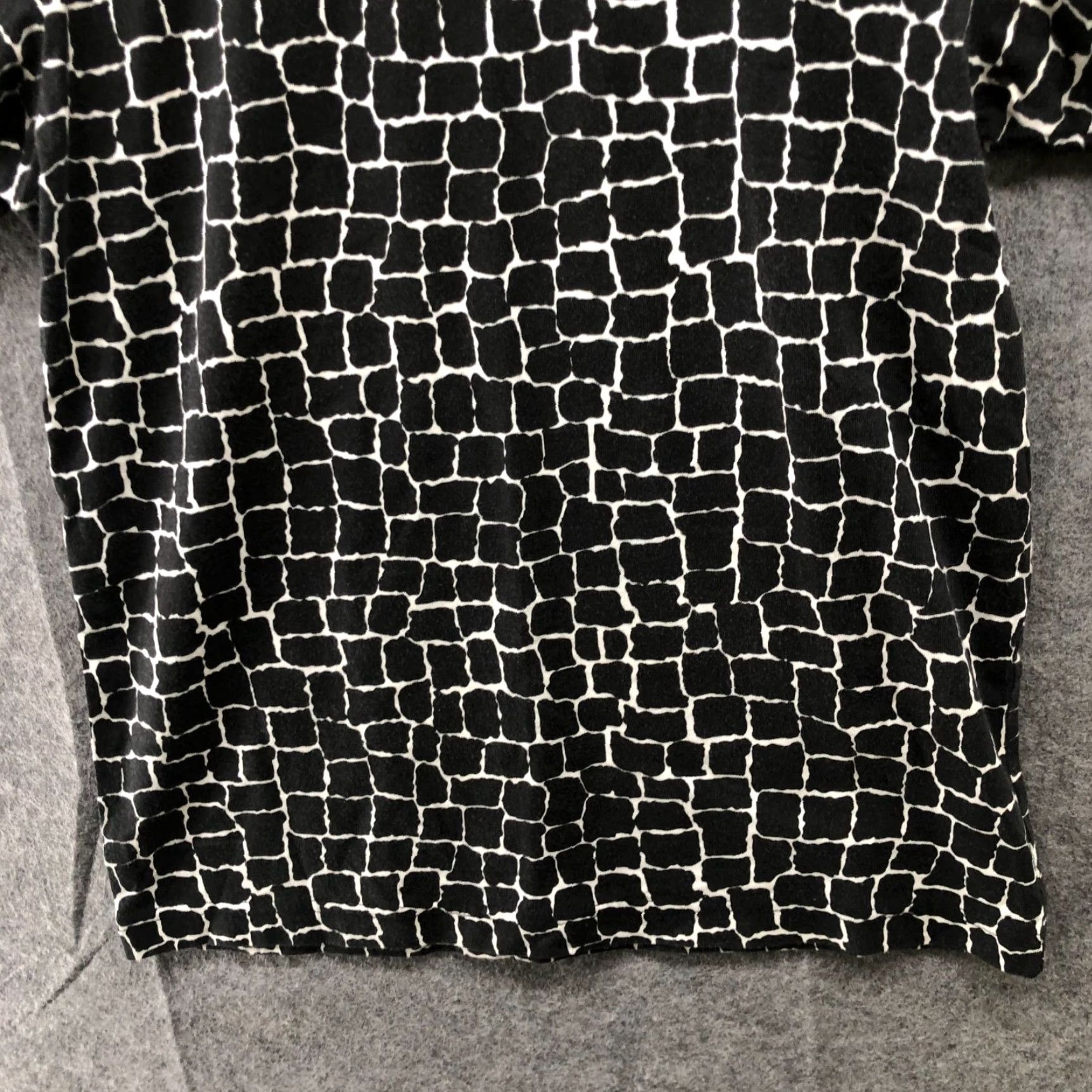 Uniqlo Uniqlo Shirt Womens XXS Black White T Shirt Short Sleeve UT George Sowden Geo Print Size XXS / US 00 / IT 34 - 4 Thumbnail