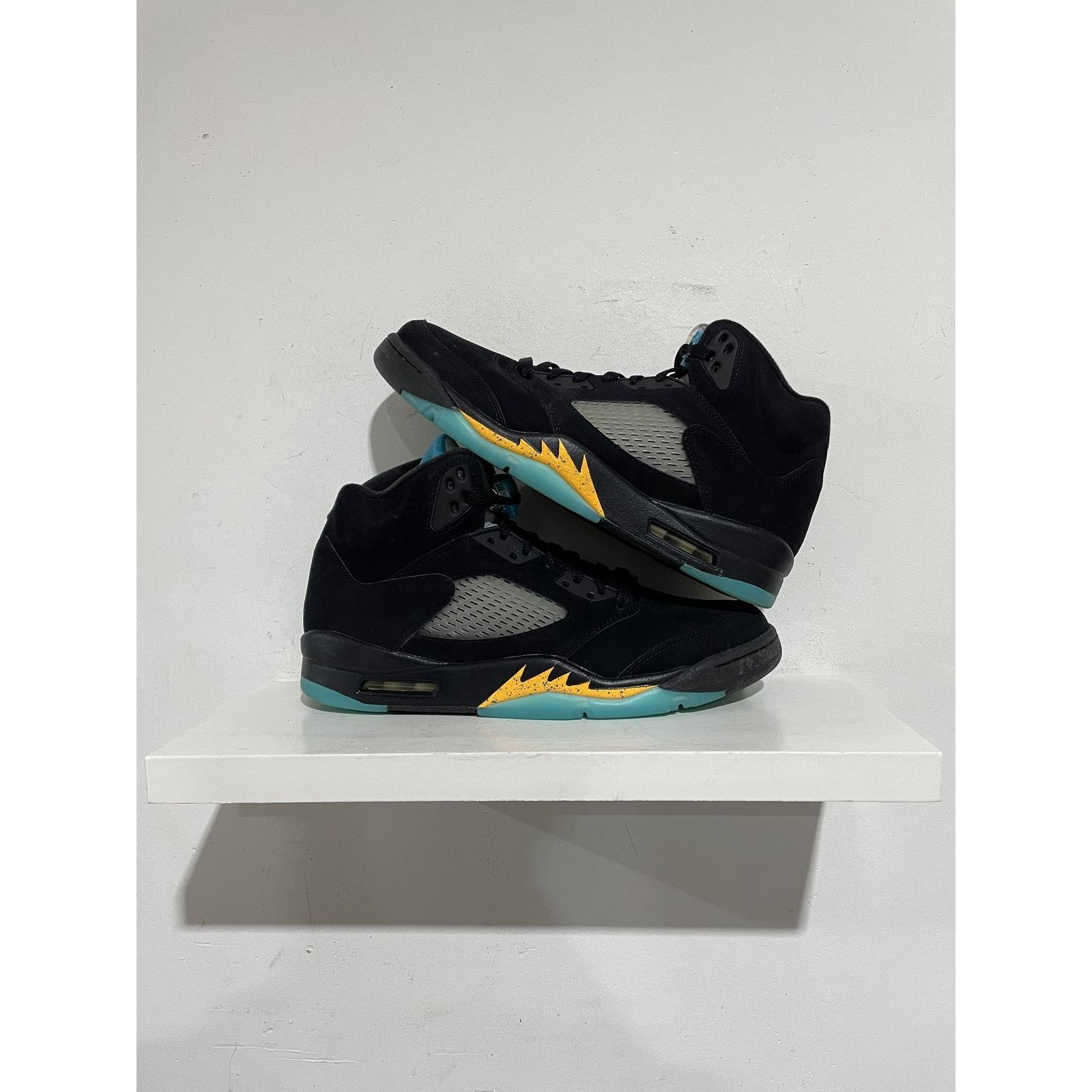 Nike NIKE JORDAN 5 AQUA SIZE 11 PREOWNED Size US 11 / EU 44 - 1 Thumbnail