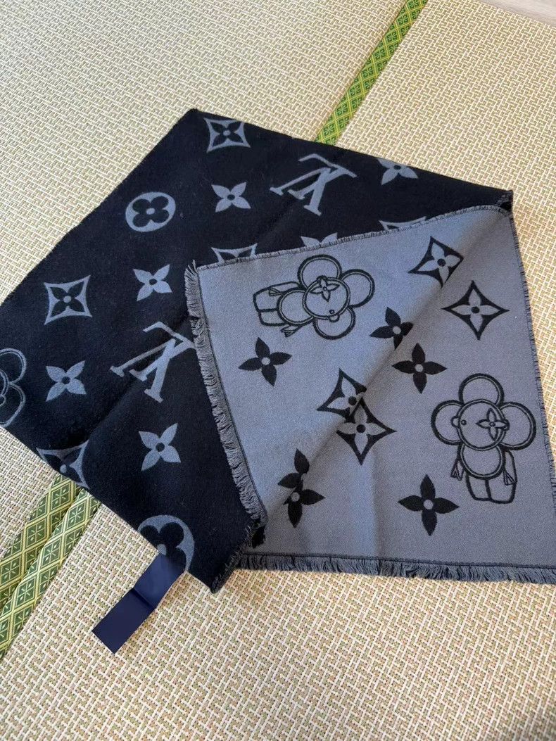Louis Vuitton Louis Vuitton Vivian's Old Flower Cashmere Scarf Size ONE SIZE - 4 Thumbnail