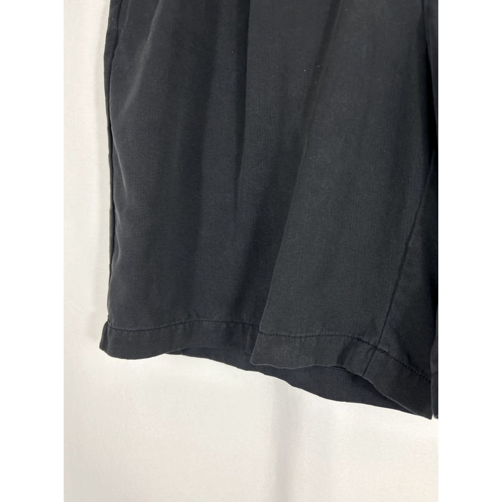 Tommy Bahama VINTAGE Tommy Bahama Chino Shorts Mens 36x9 Silk Black Beach Golf Flat Front Casual Men Shorts Black Silk 90s? Size US 36 / EU 52 - 5 Thumbnail